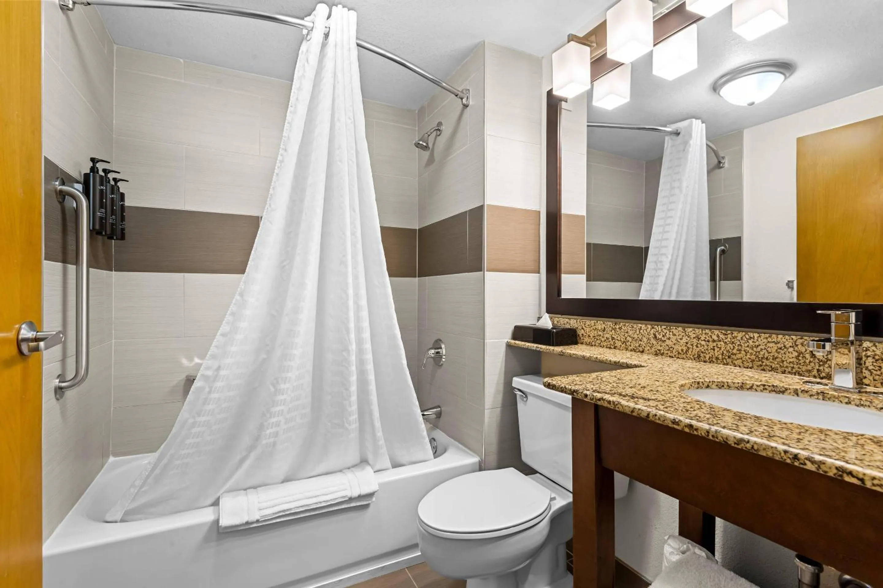 Bedroom in Hotel Concord Syracuse, an Ascend Collection Hotel