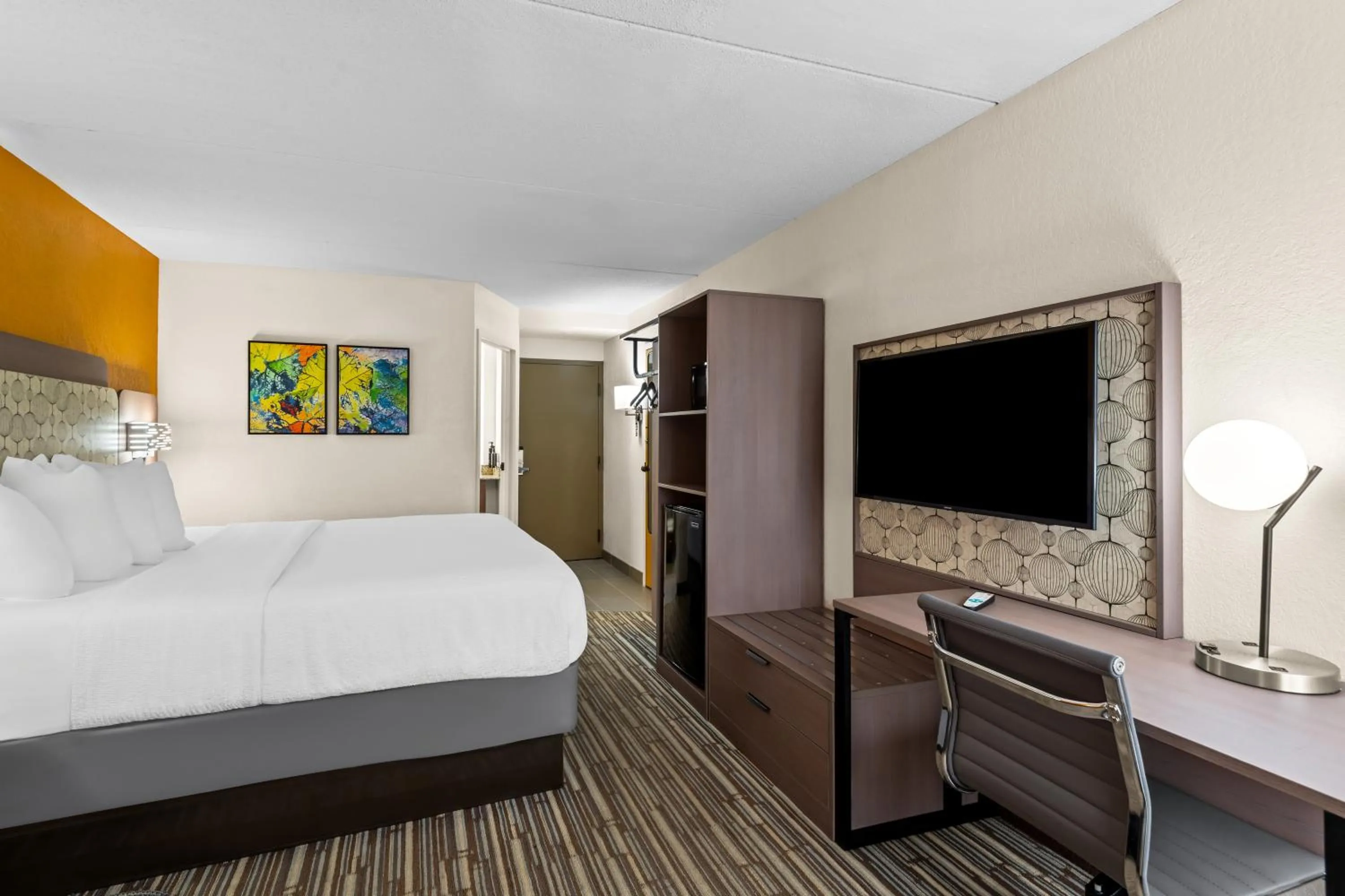 Bed in Hotel Concord Syracuse, an Ascend Collection Hotel