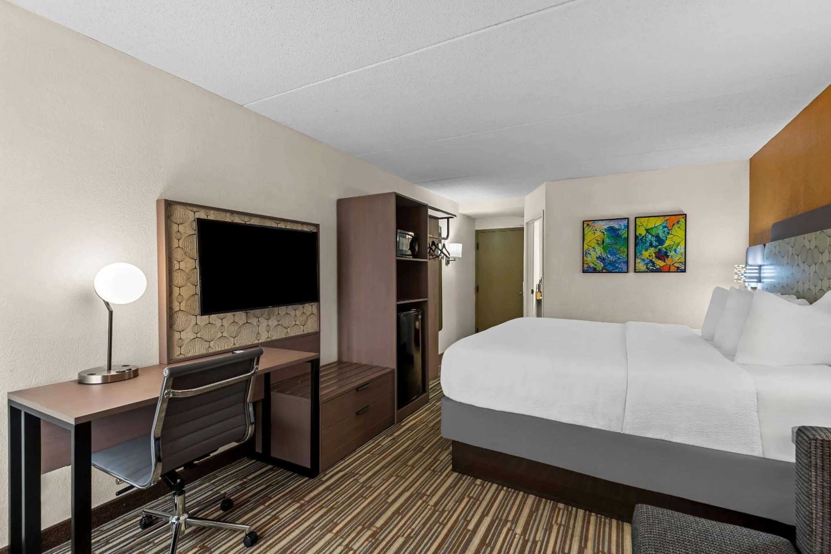 Bedroom, Bed in Hotel Concord Syracuse, an Ascend Collection Hotel