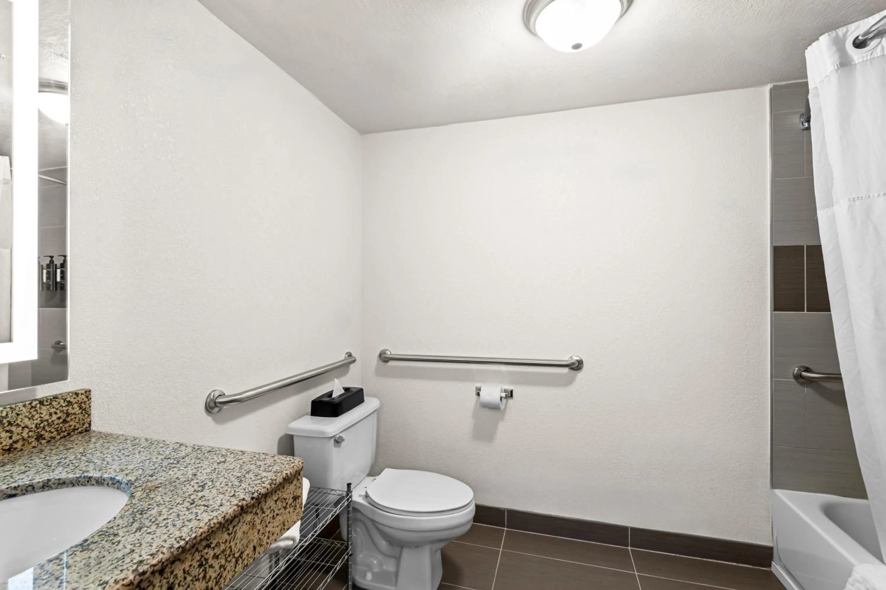Bathroom in Hotel Concord Syracuse, an Ascend Collection Hotel