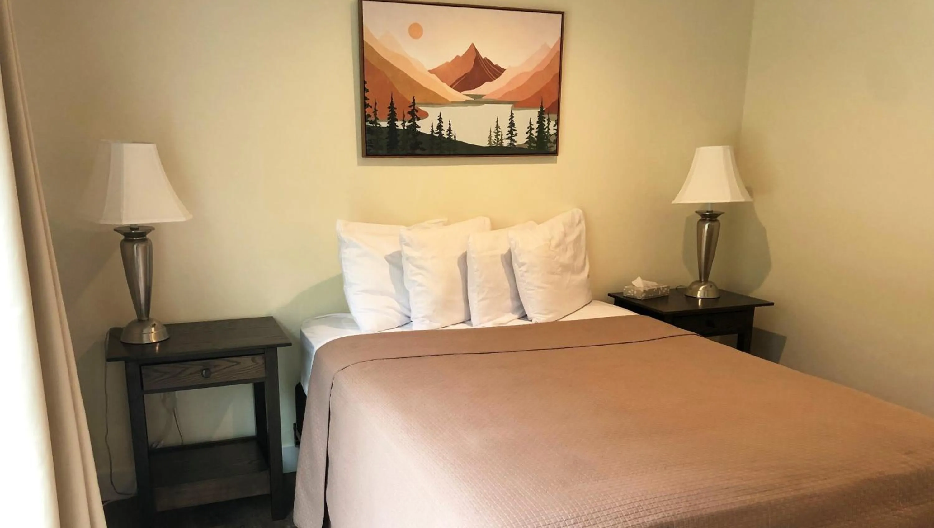 Photo of the whole room, Bed in Colonial Inn Ellsworth