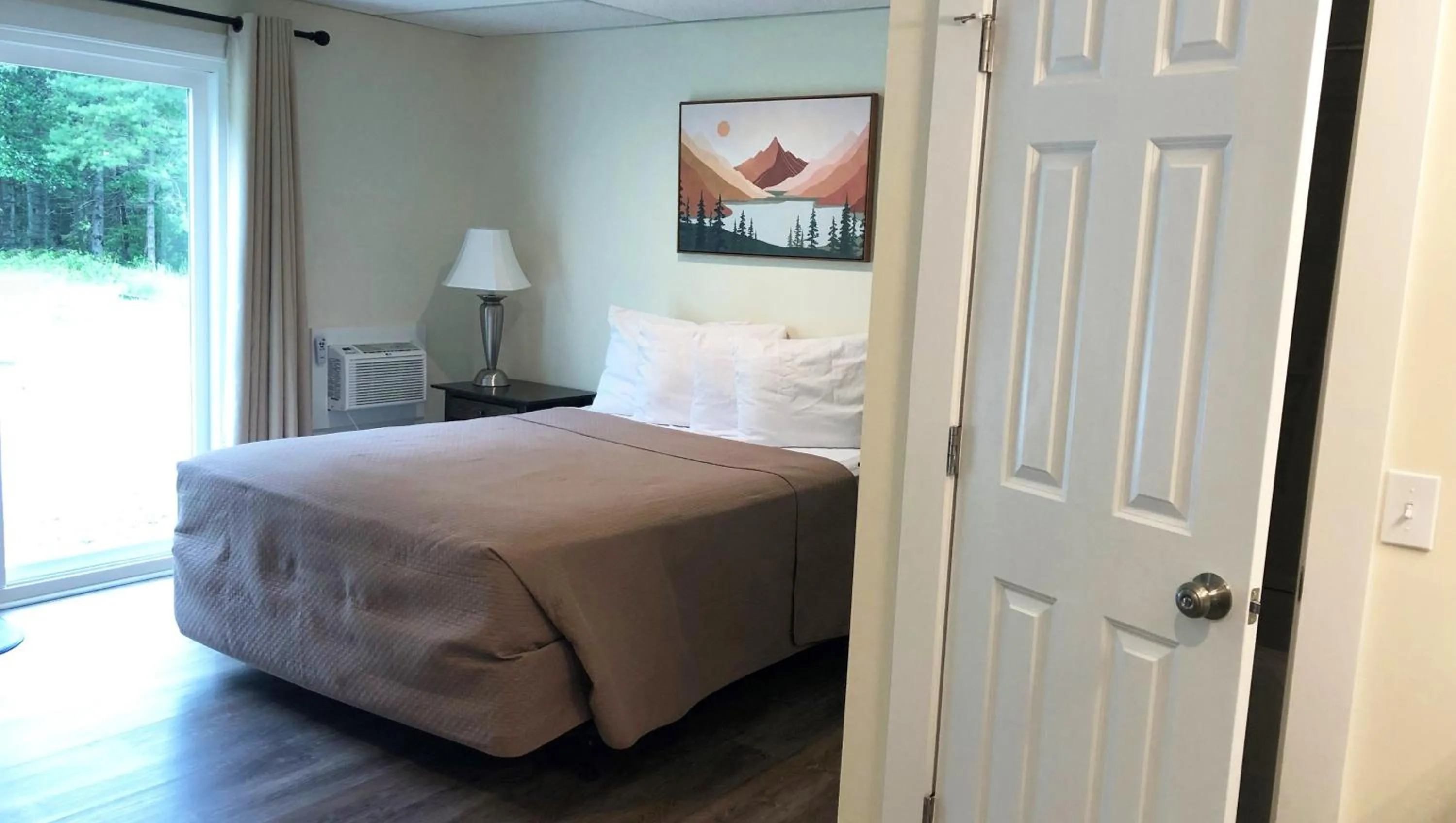 Photo of the whole room, Bed in Colonial Inn Ellsworth