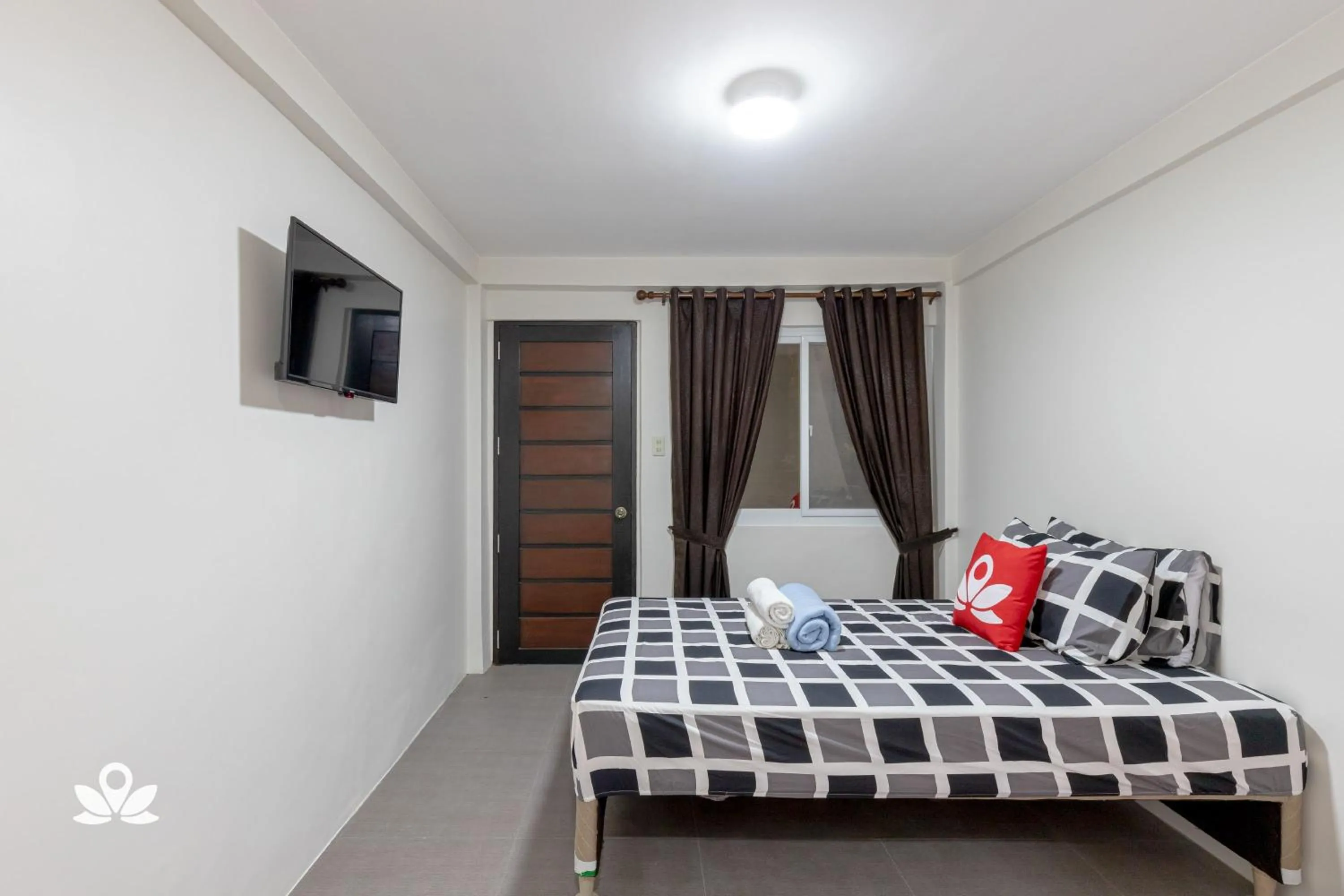 Bed in Happy Grey Hotel Vigan