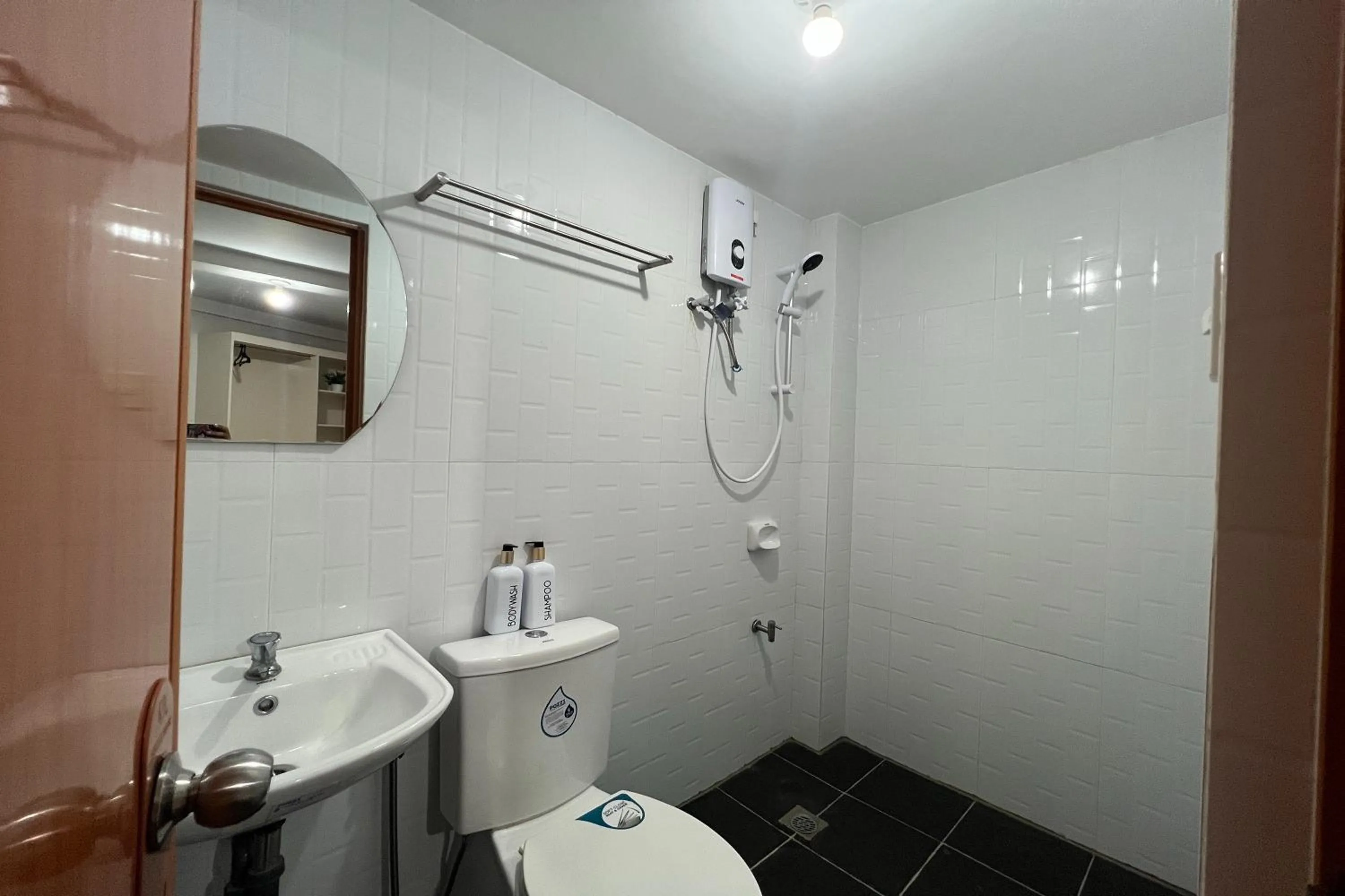 Shower in Happy Grey Hotel Vigan