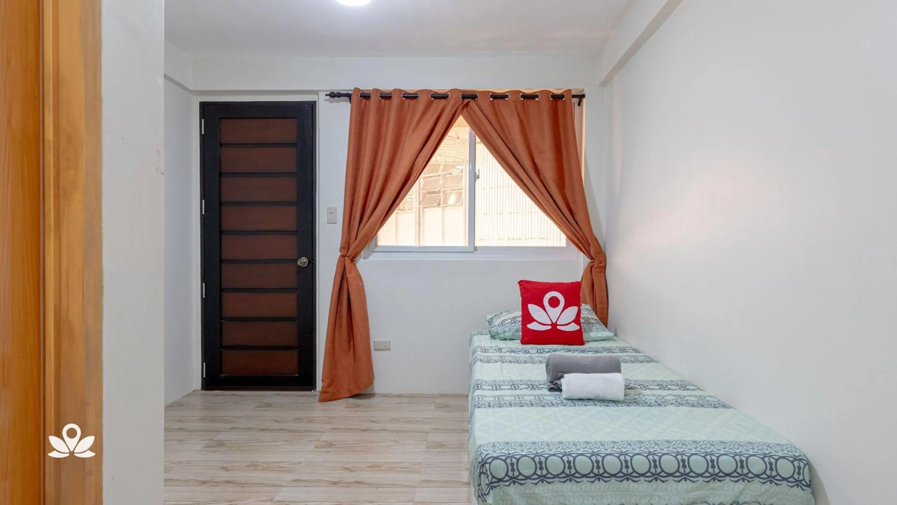 Bed in Happy Grey Hotel Vigan