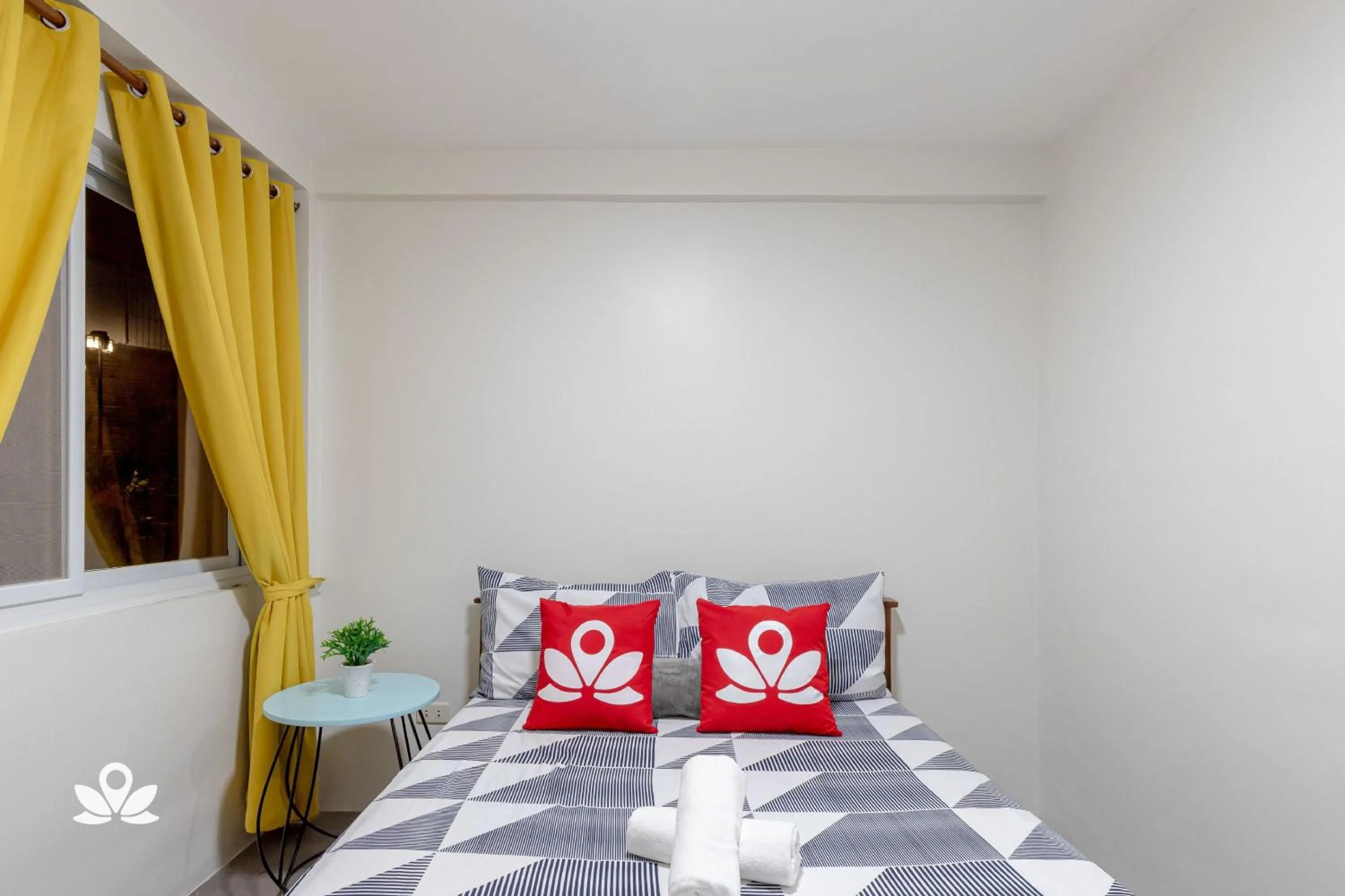 Bed in Happy Grey Hotel Vigan