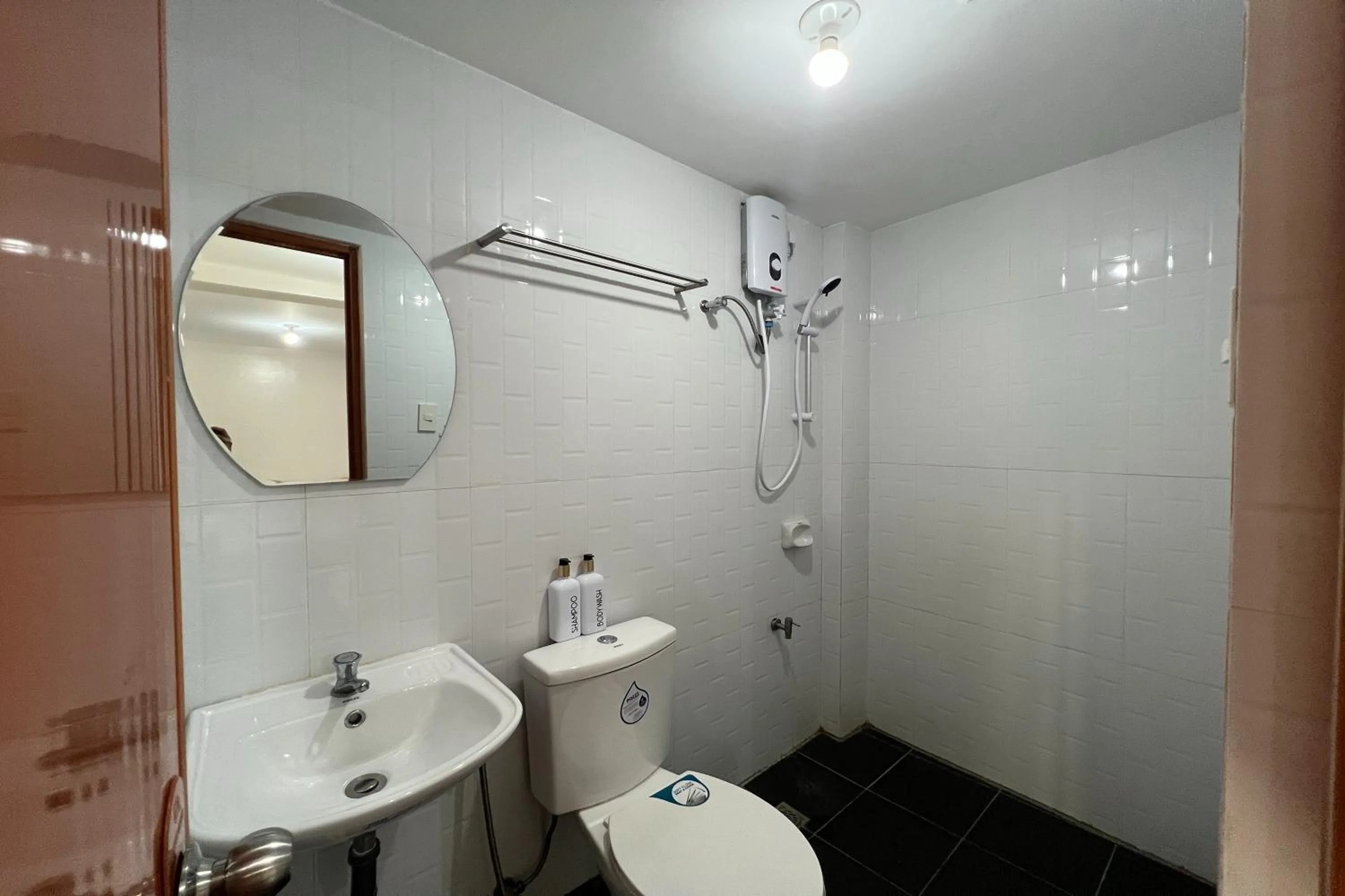 Shower in Happy Grey Hotel Vigan