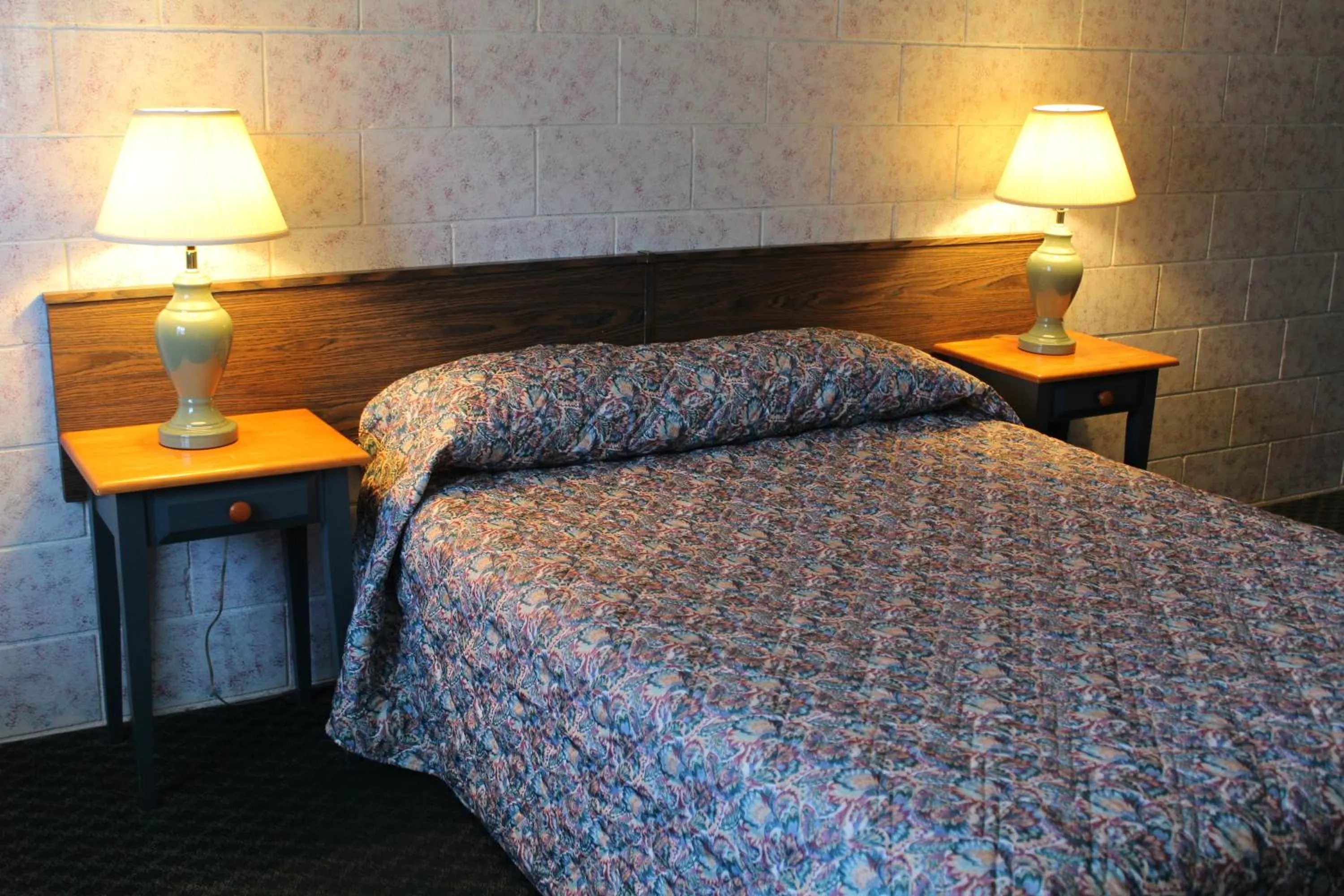 Bedroom, Bed in Best Continental Motel