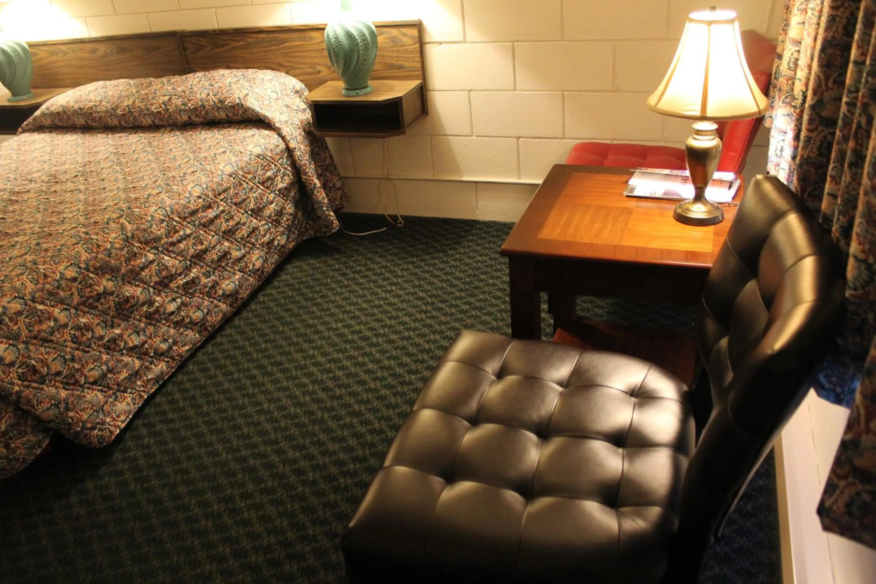 Seating area, Bed in Best Continental Motel