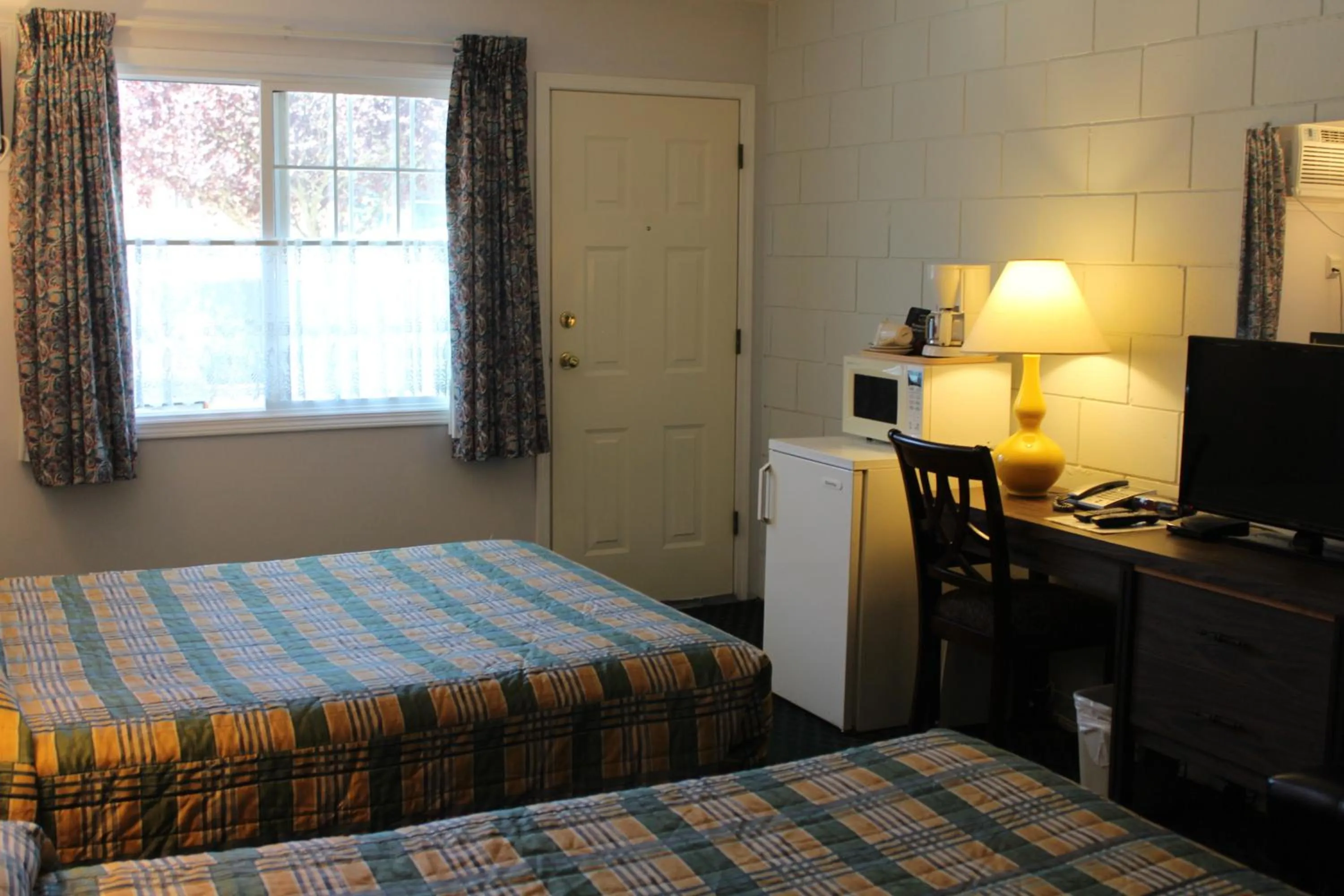 Coffee/tea facilities, Bed in Best Continental Motel