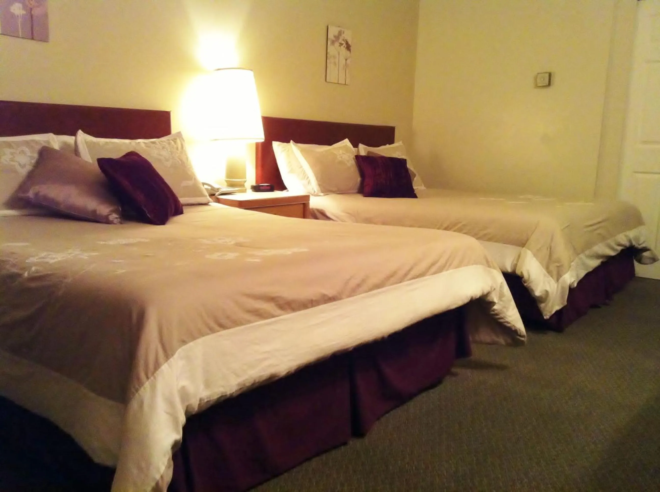 Bedroom, Bed in Slumber Lodge