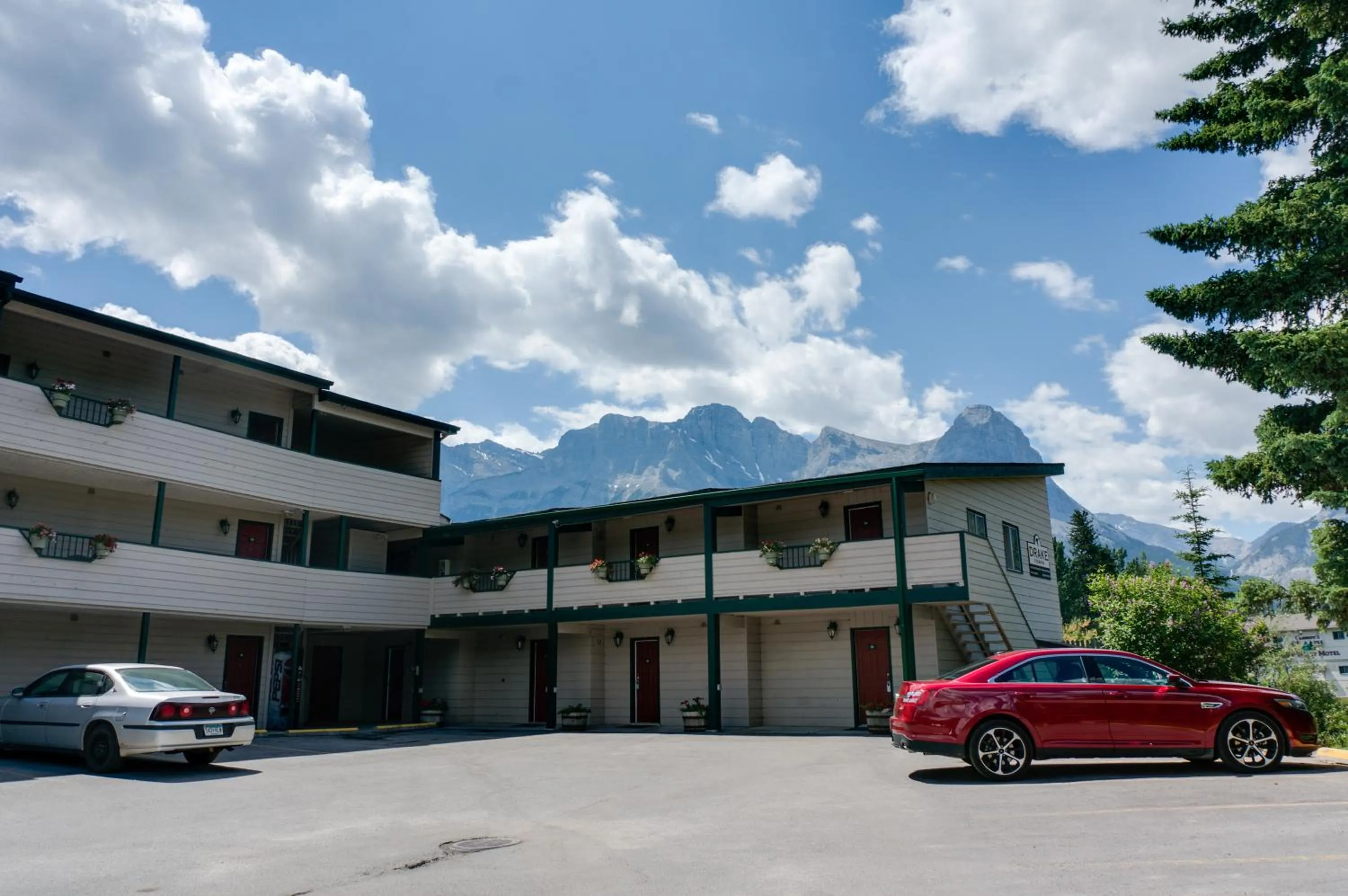 Facade/entrance in The Drake Inn