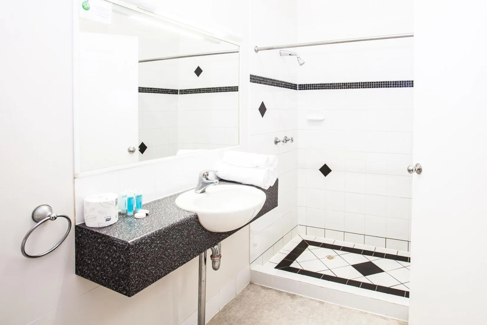 Shower in Darra Motel & Conference Centre