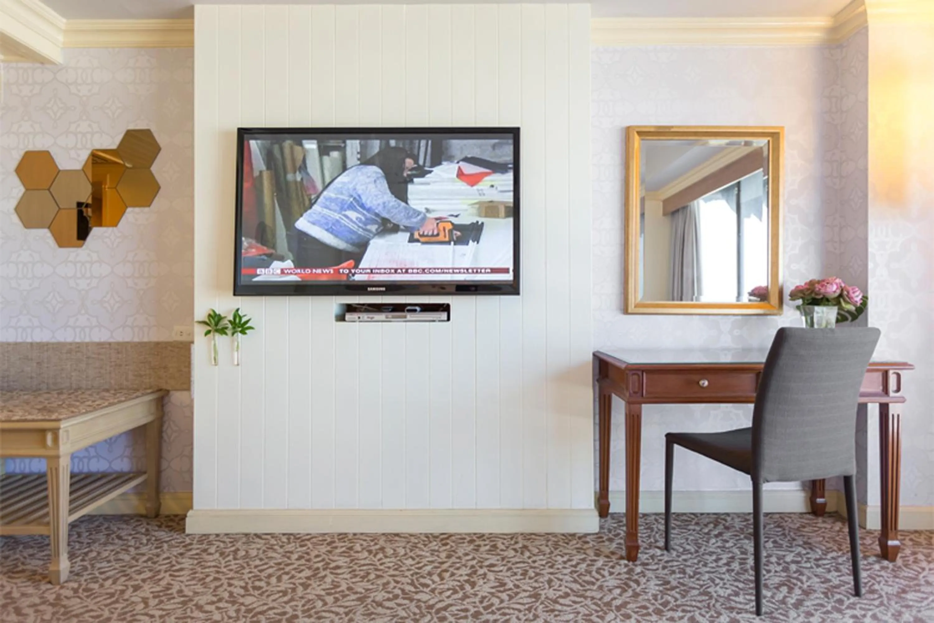 TV/Entertainment Center in Ploy Palace Hotel