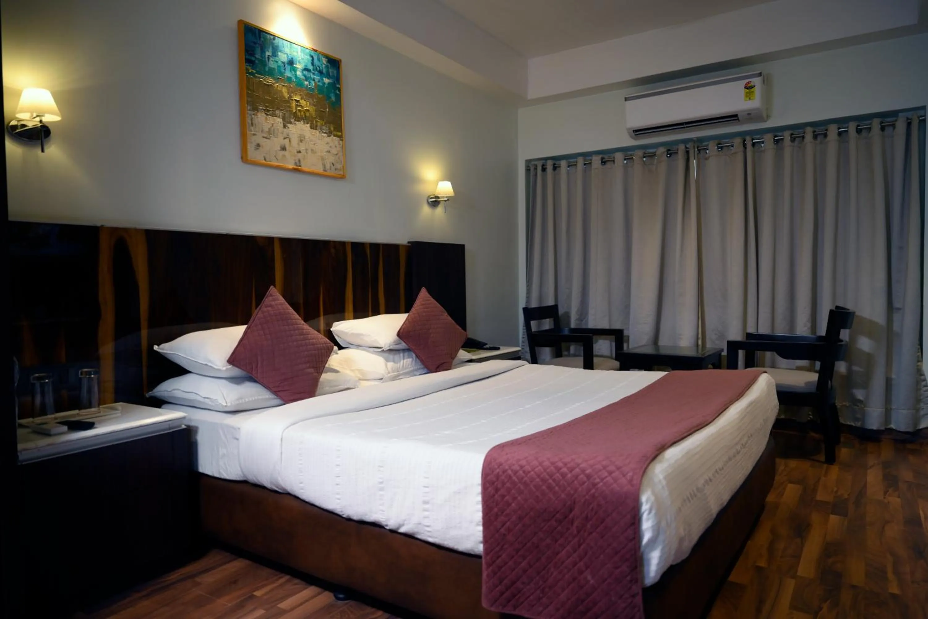 Photo of the whole room, Bed in Hotel Holiday Resort