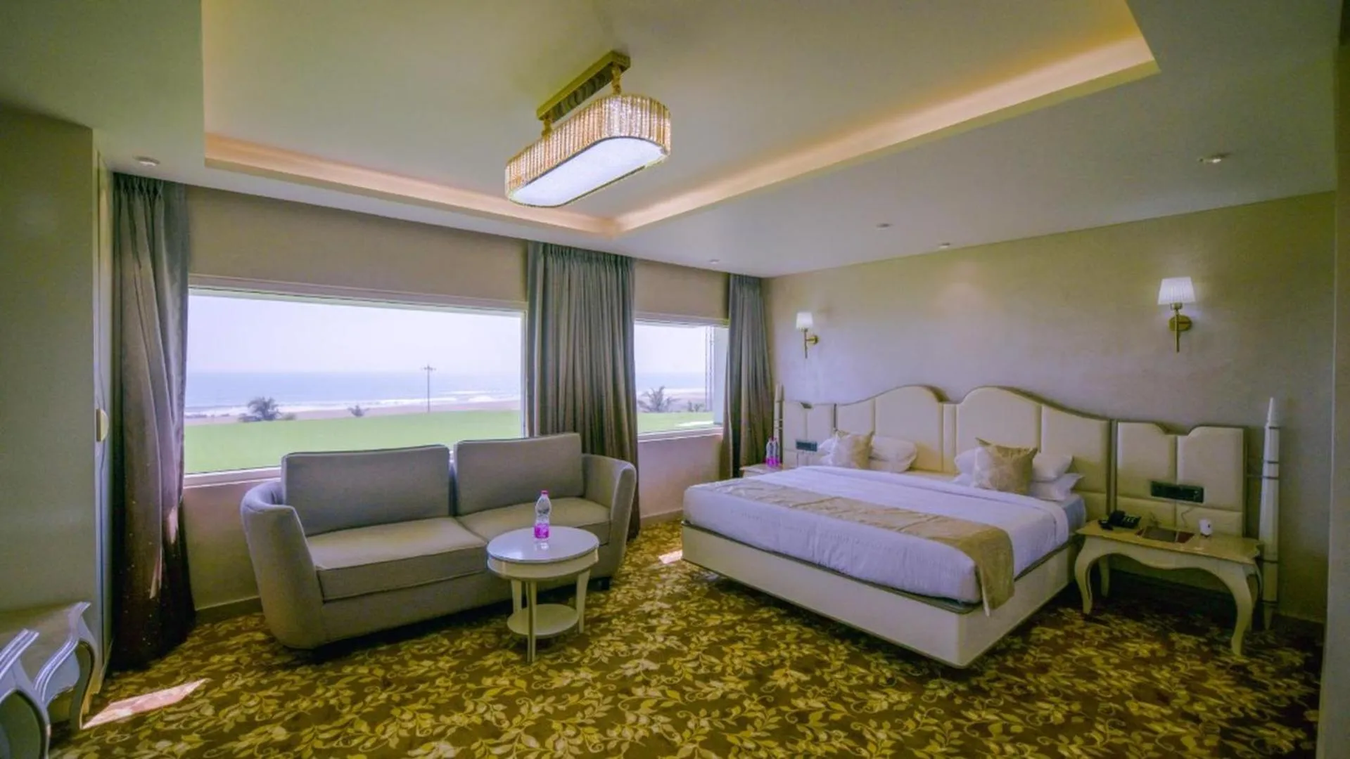 Seating area, Bed in Hotel Holiday Resort