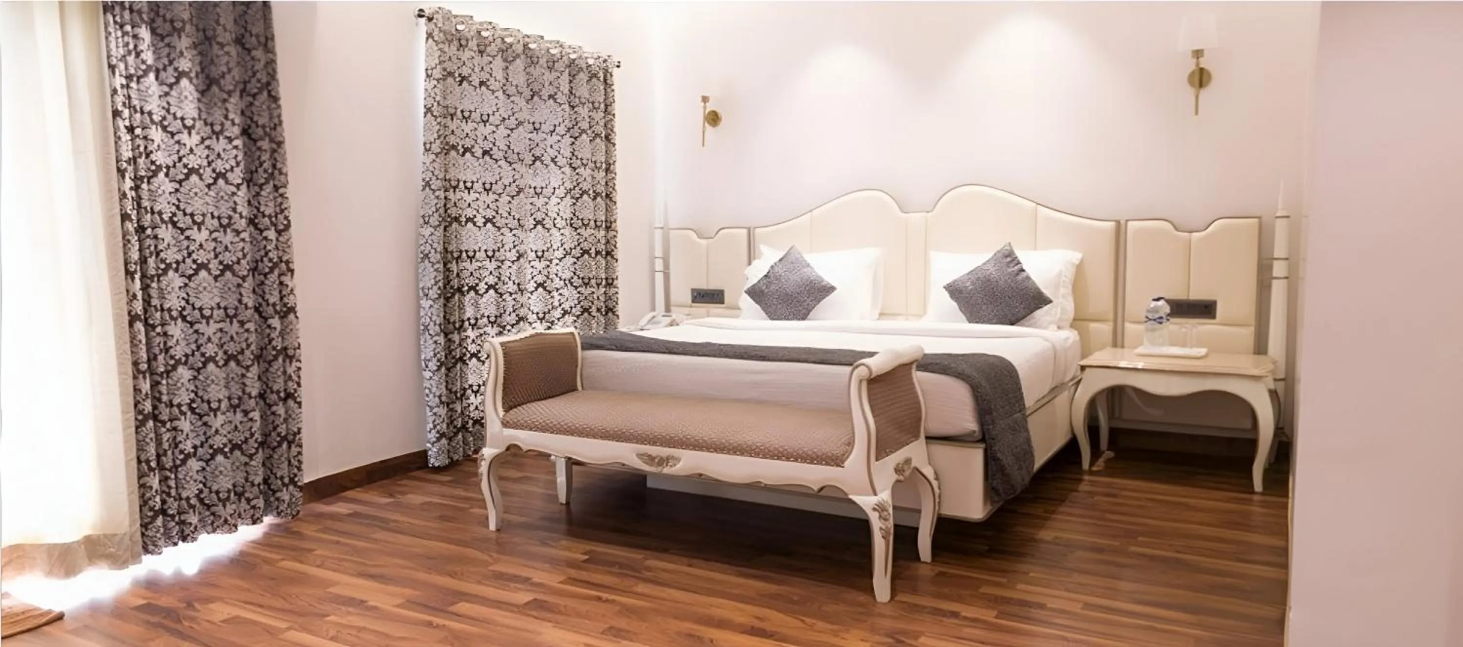 View (from property/room), Bed in Hotel Holiday Resort