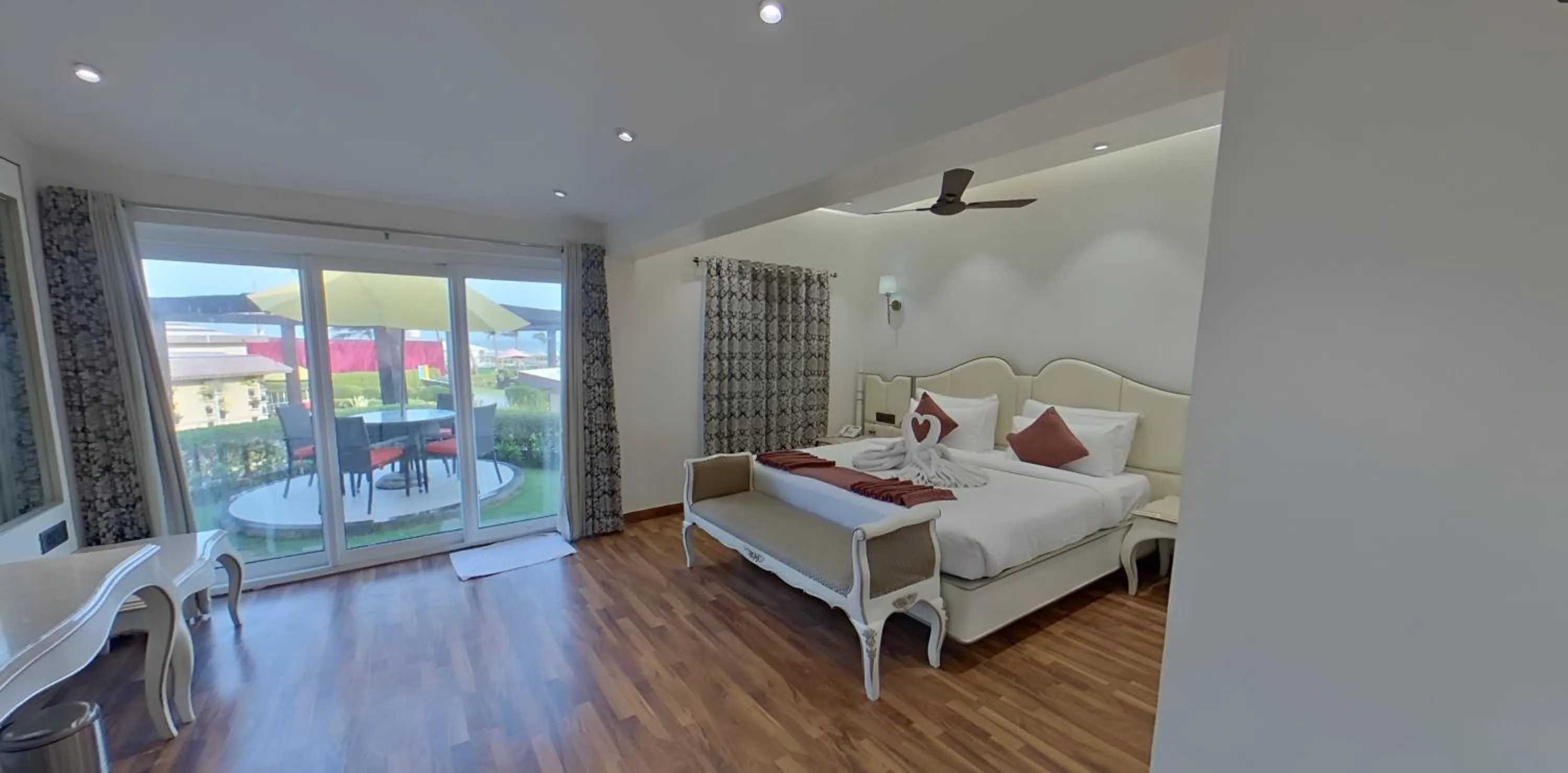 Photo of the whole room, Bed in Hotel Holiday Resort