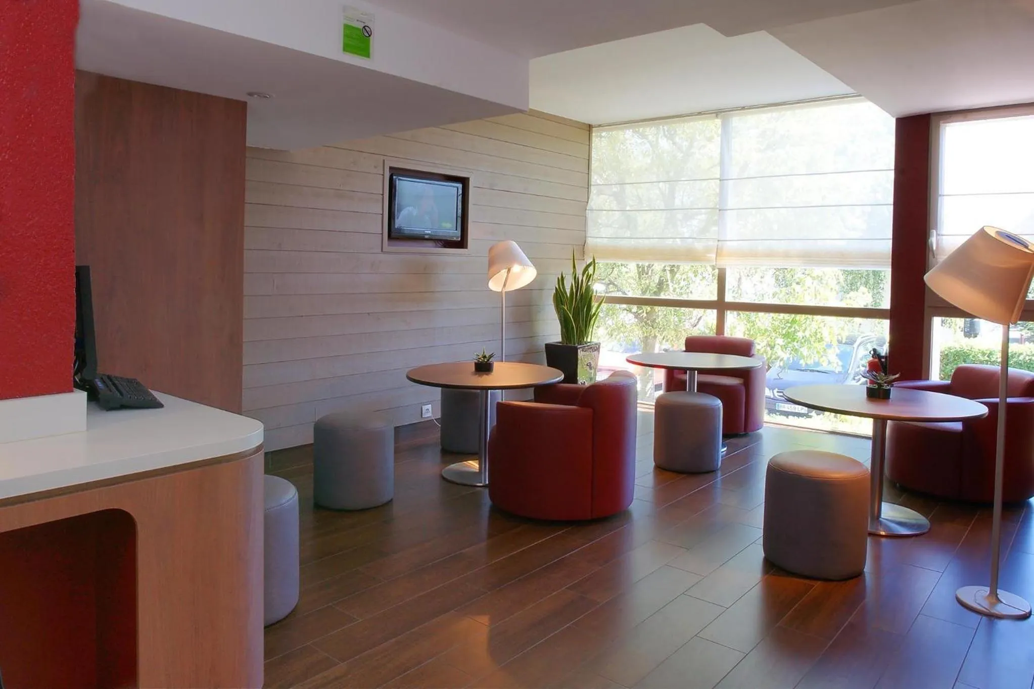 Seating area in Campanile Créteil Centre