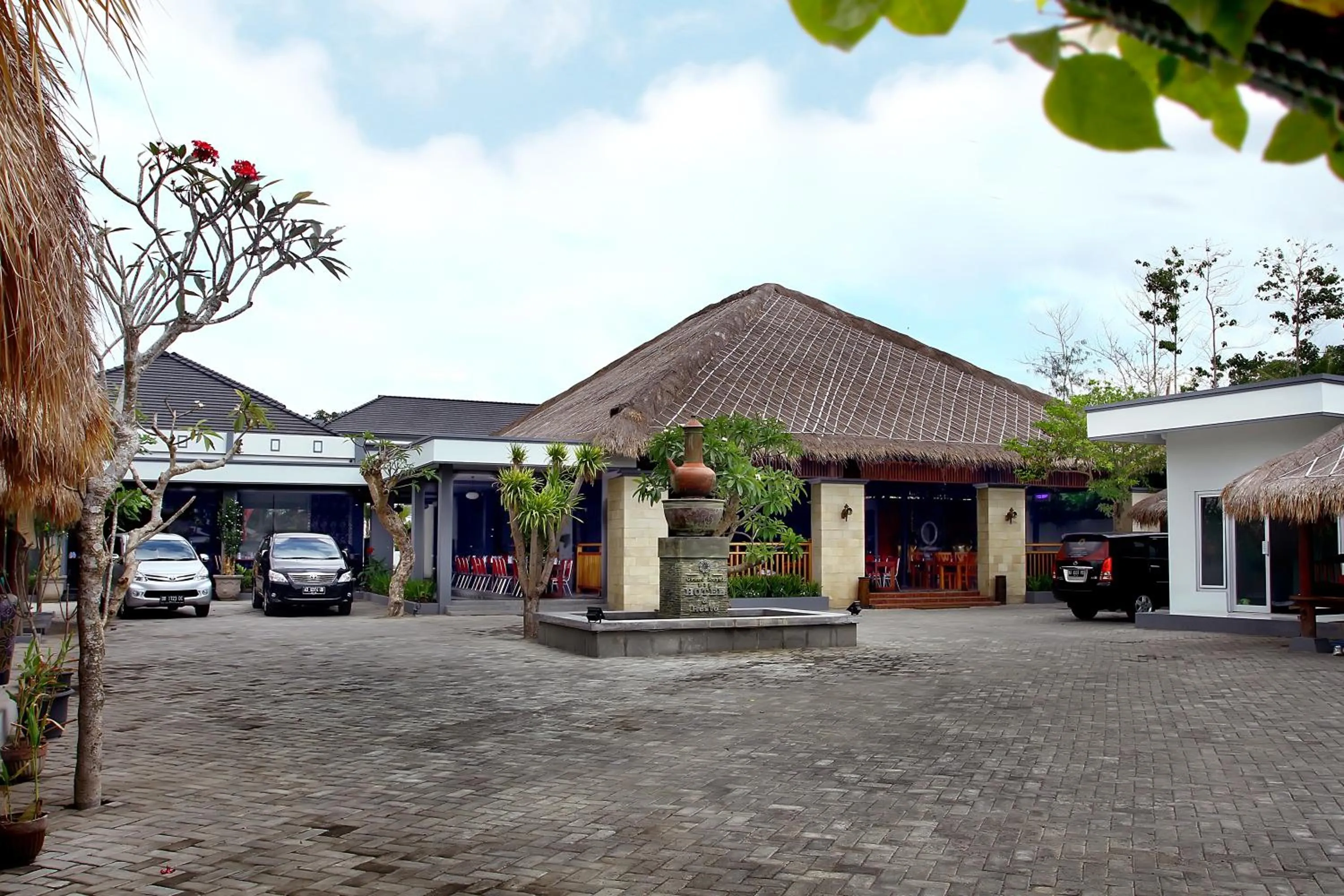 Facade/entrance in Grand Royal BIL Hotel