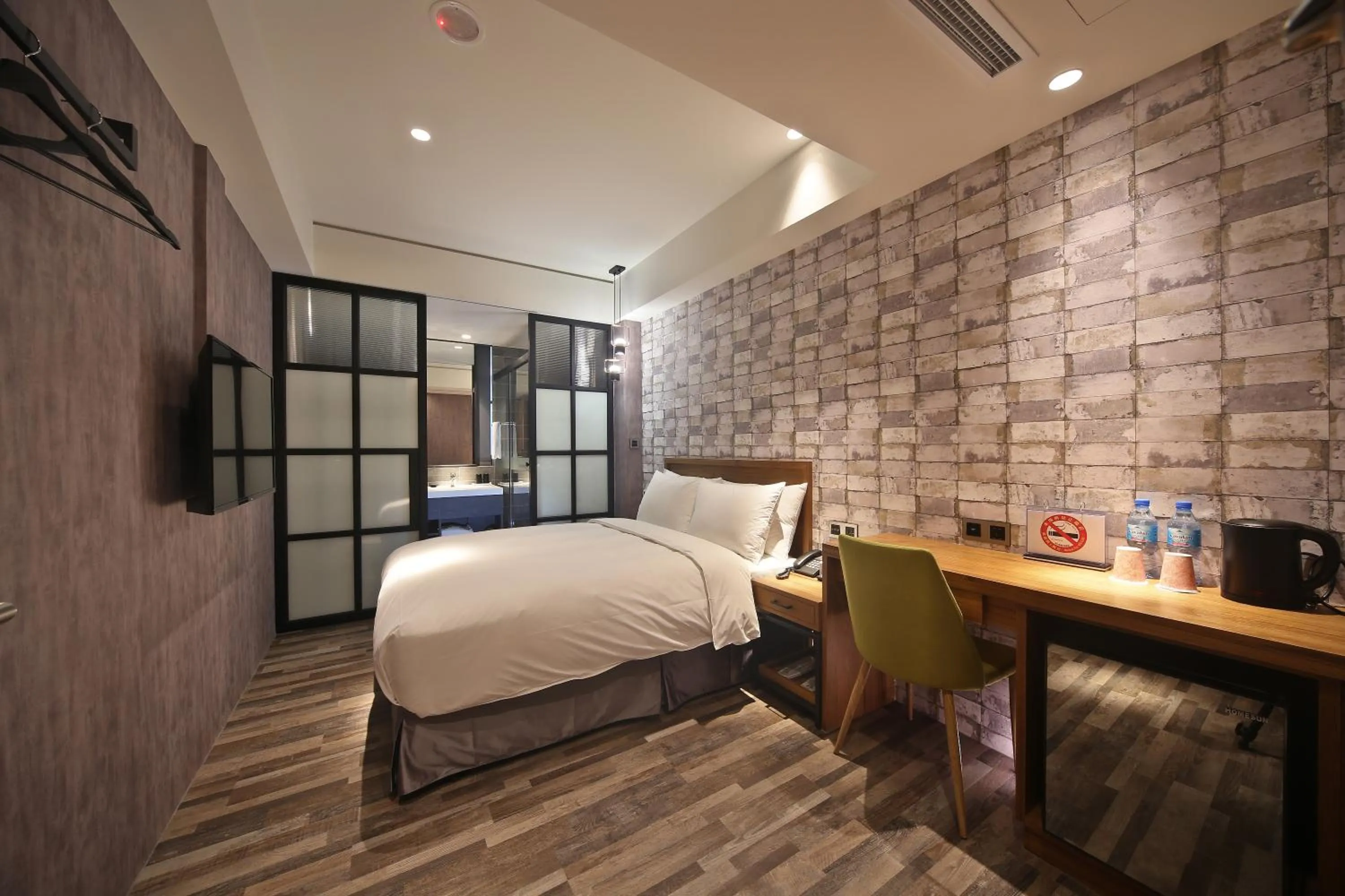 Photo of the whole room, Bed in Fengjia Micro Hotel