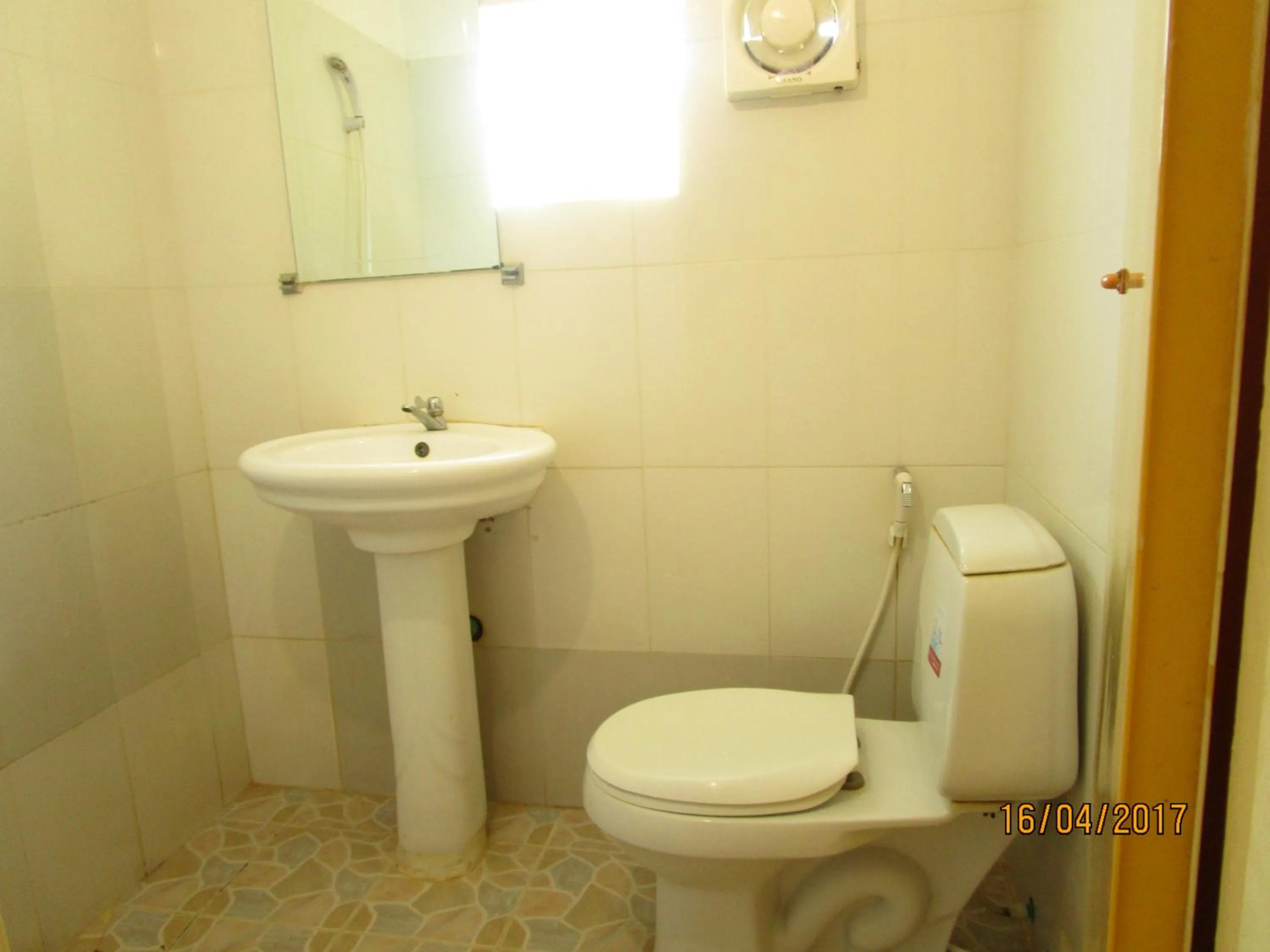 Toilet in Visal Sak Guesthouse
