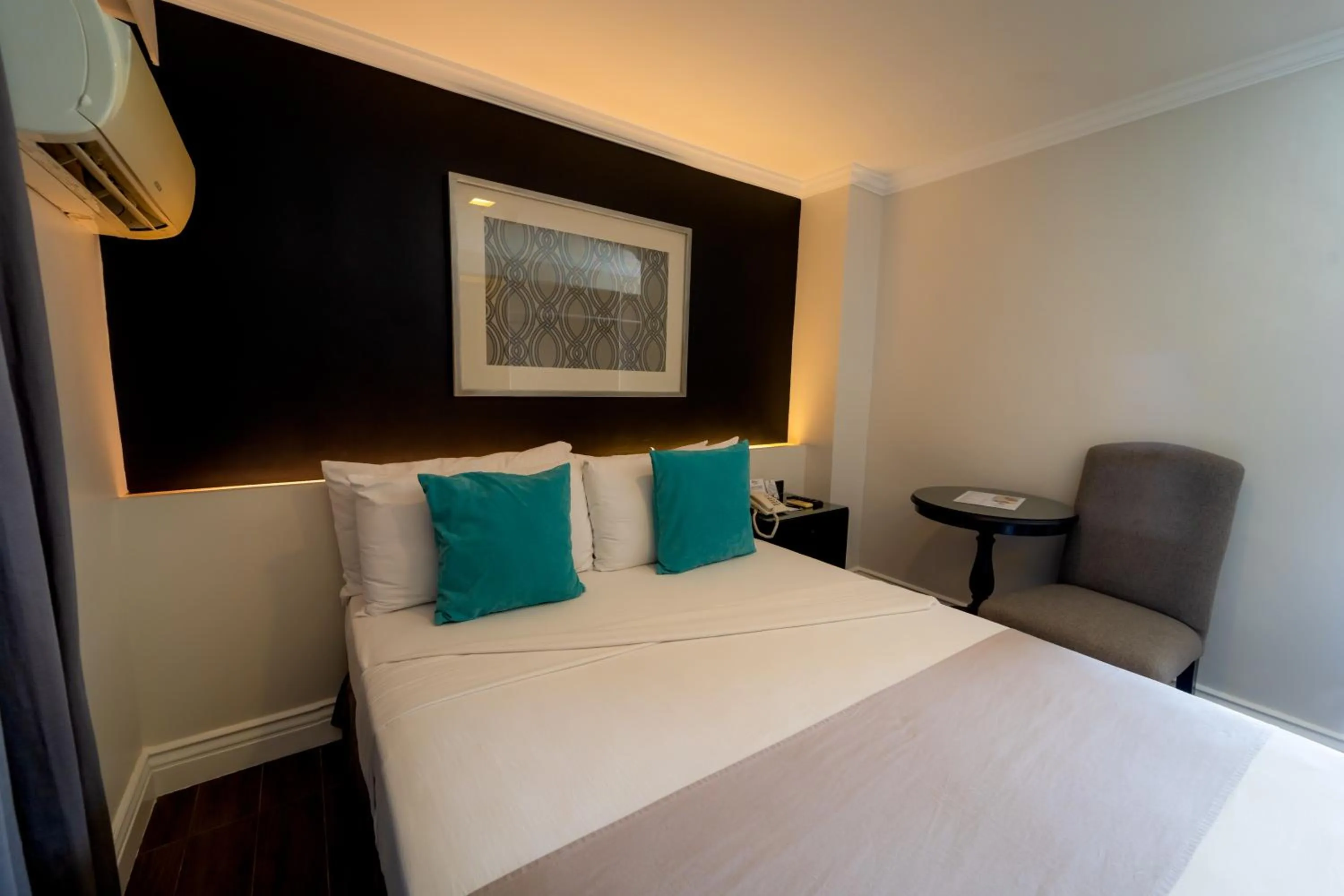 Bedroom, Bed in MetroCentre Hotel