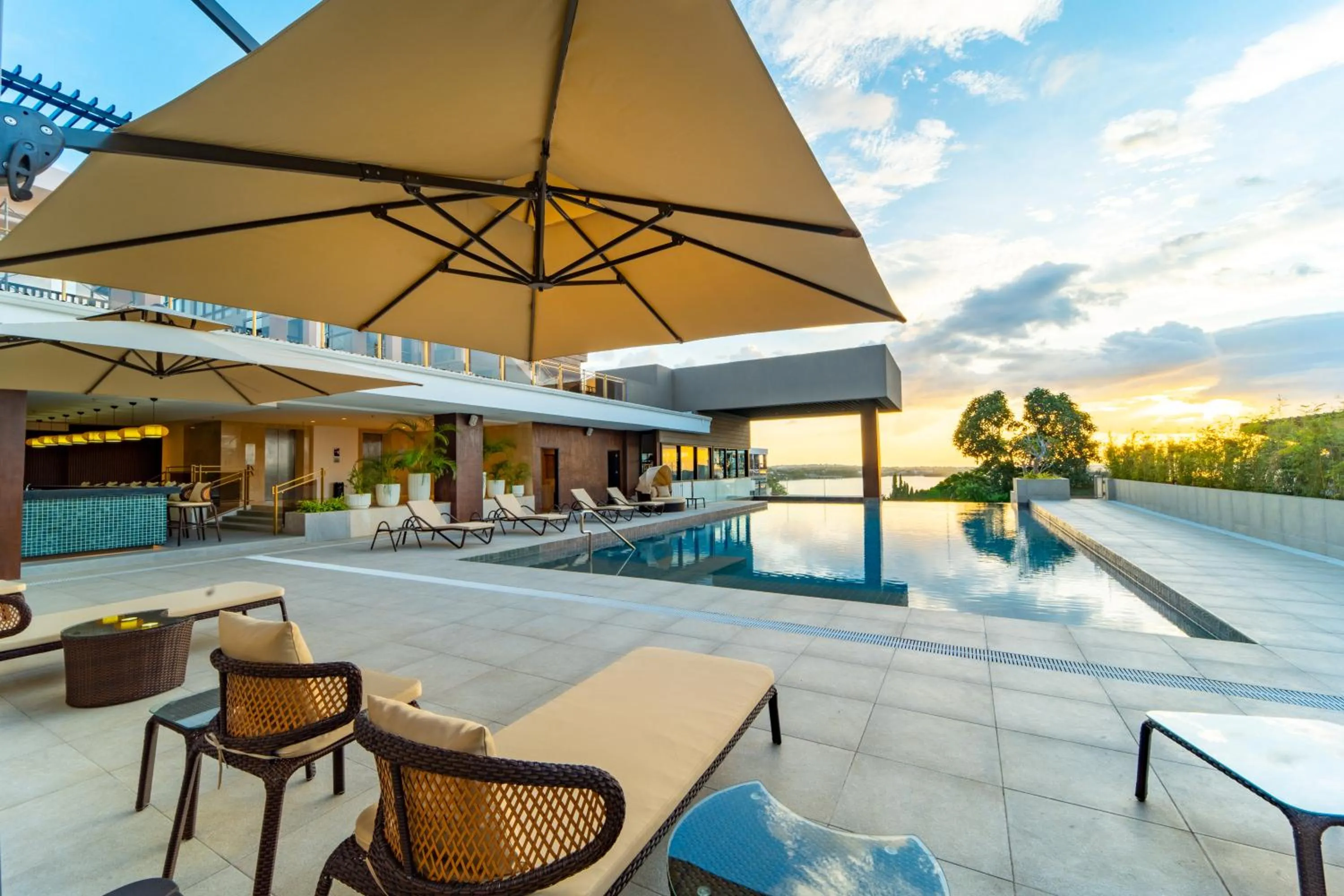 Swimming pool in MetroCentre Hotel