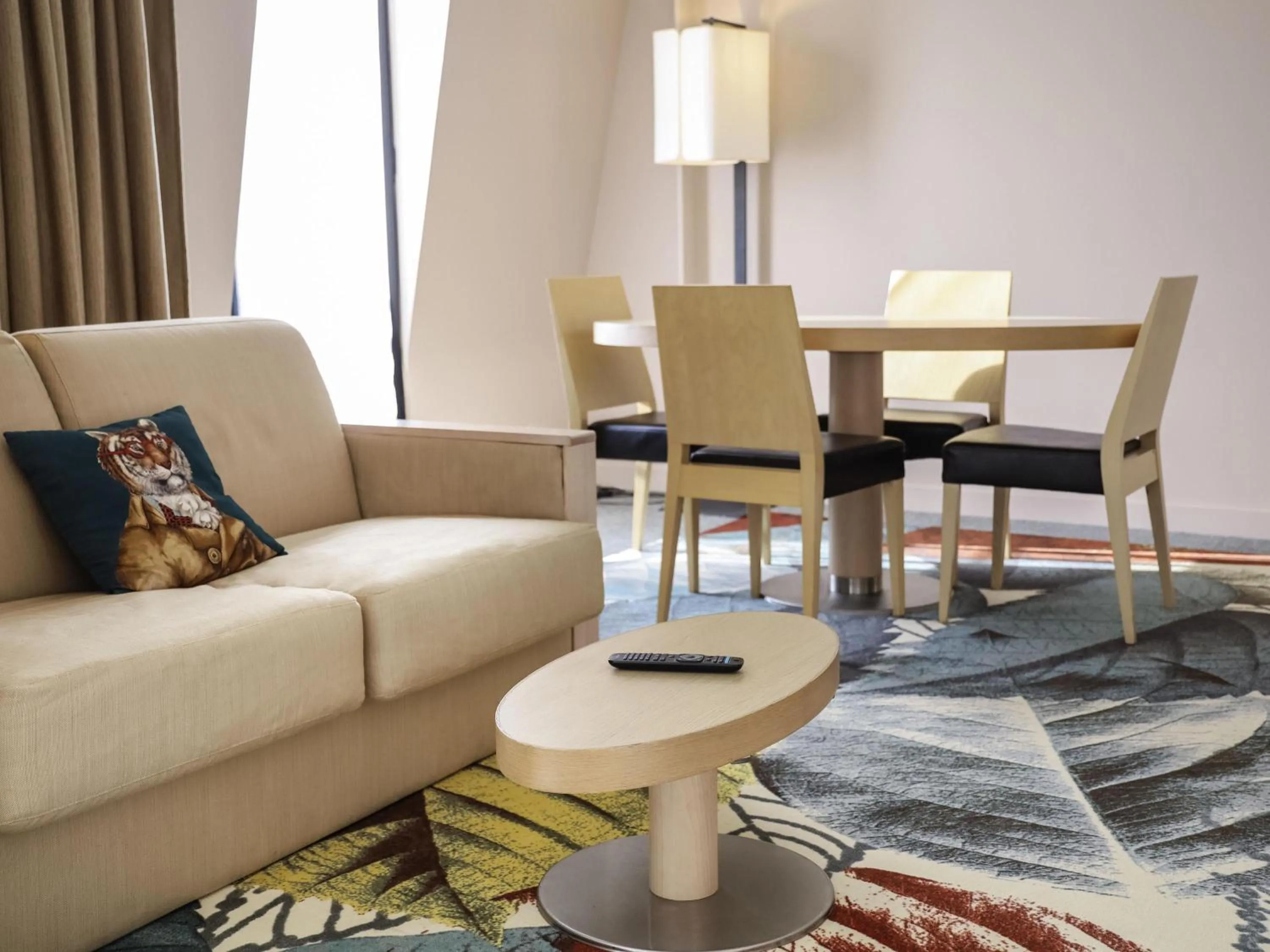 Photo of the whole room in Mercure Amiens Cathédrale