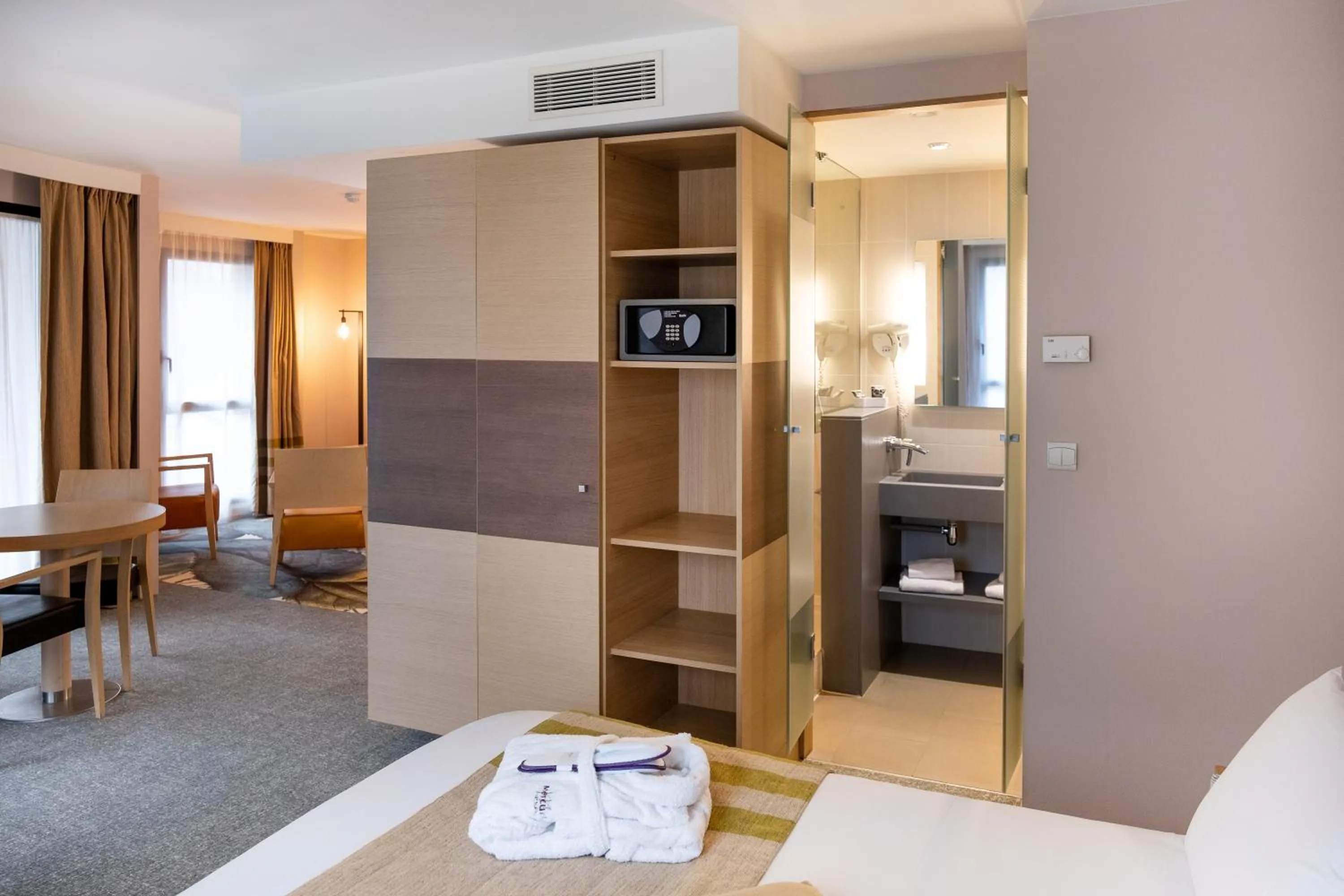 Photo of the whole room, Bed in Mercure Amiens Cathédrale