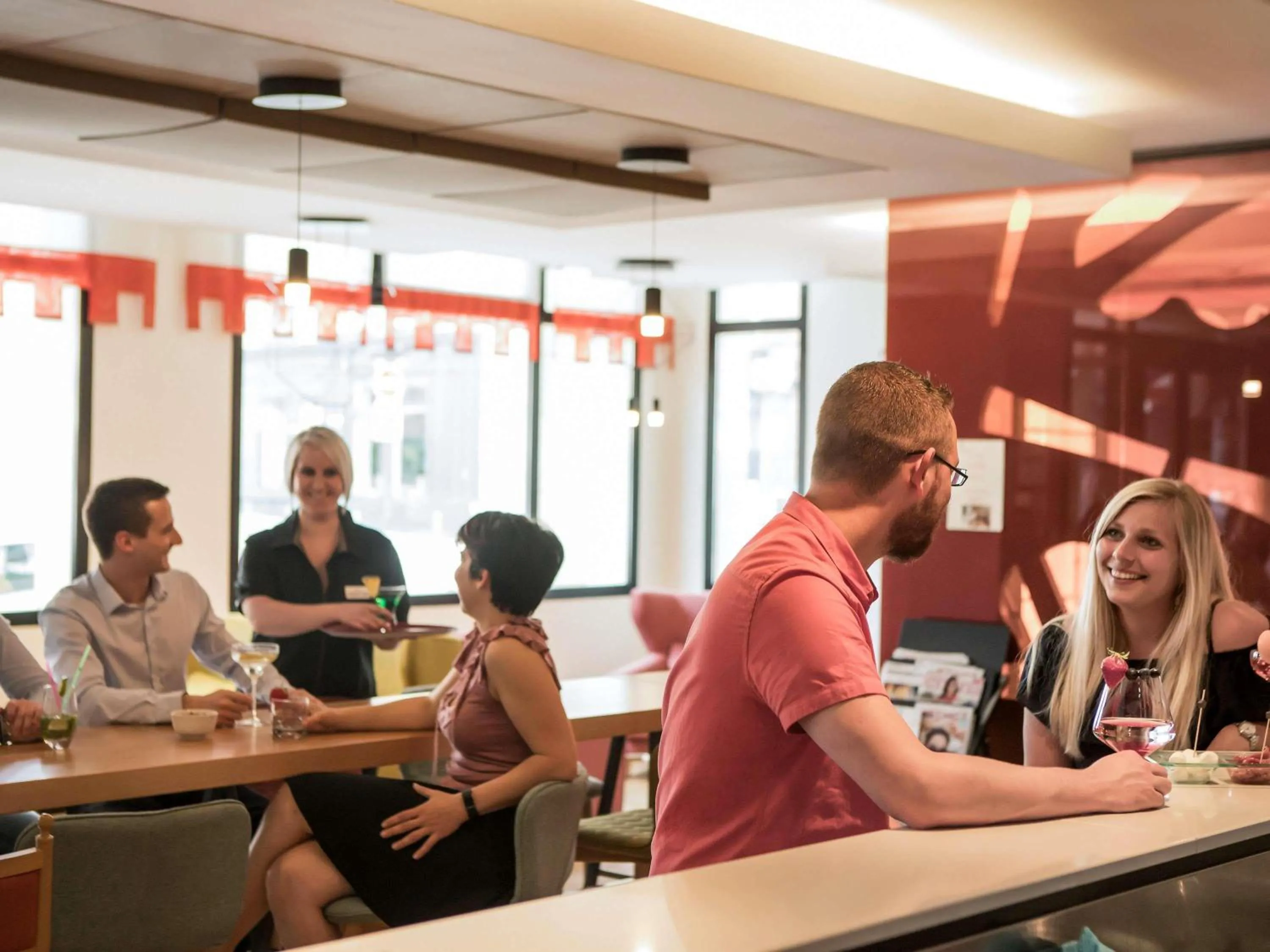 Lounge or bar in Mercure Amiens Cathédrale