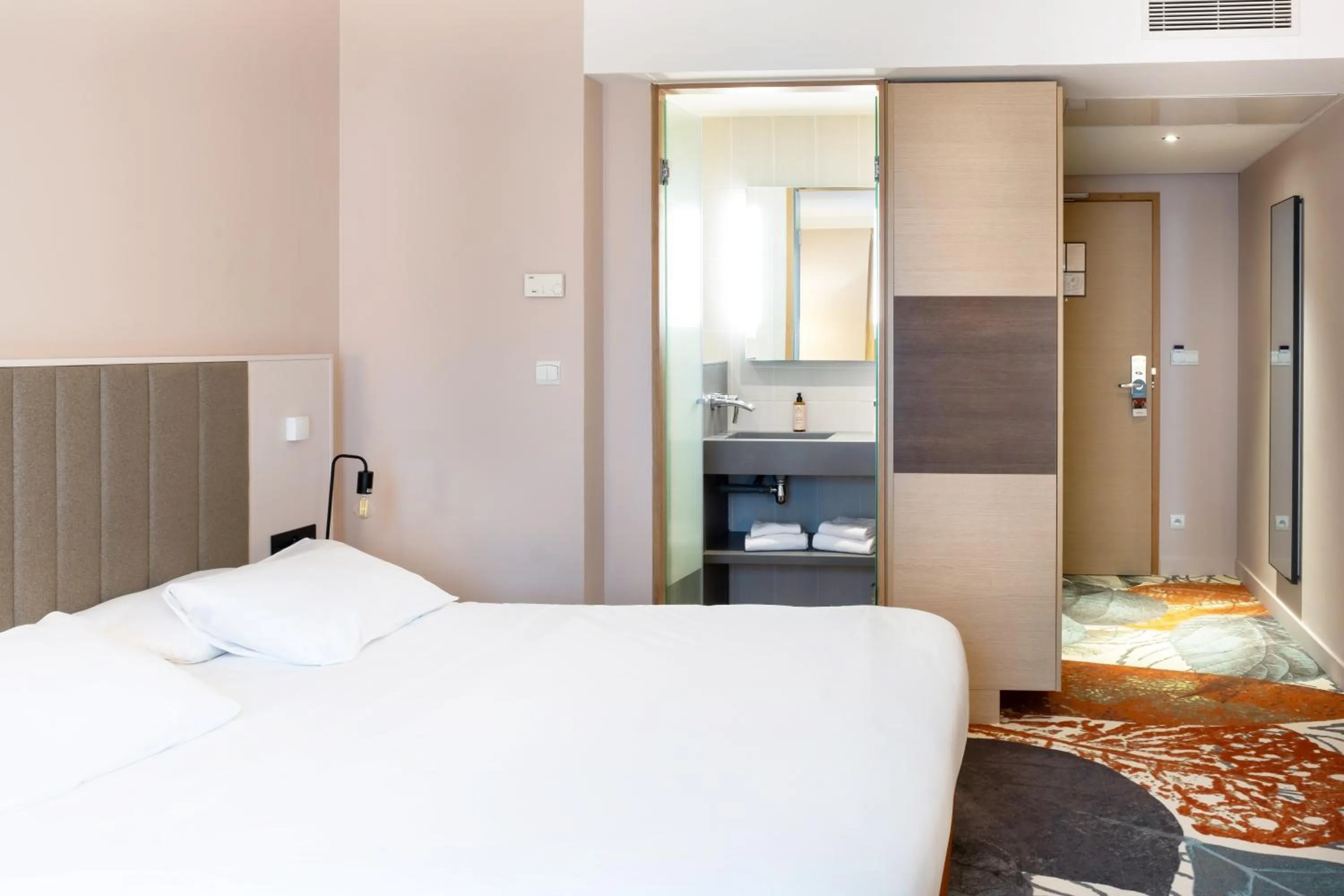 Photo of the whole room, Bed in Mercure Amiens Cathédrale