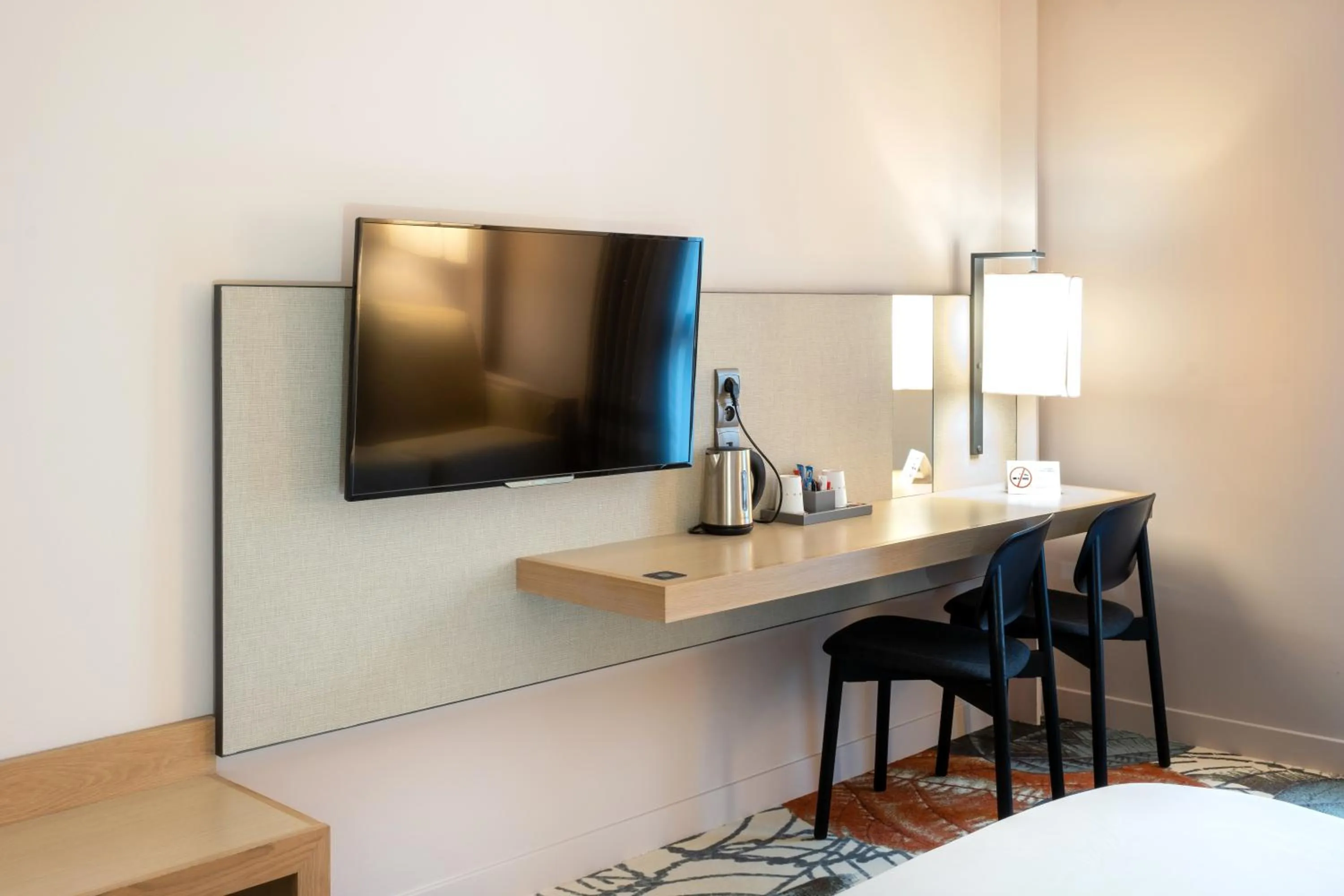 TV and multimedia, Bed in Mercure Amiens Cathédrale