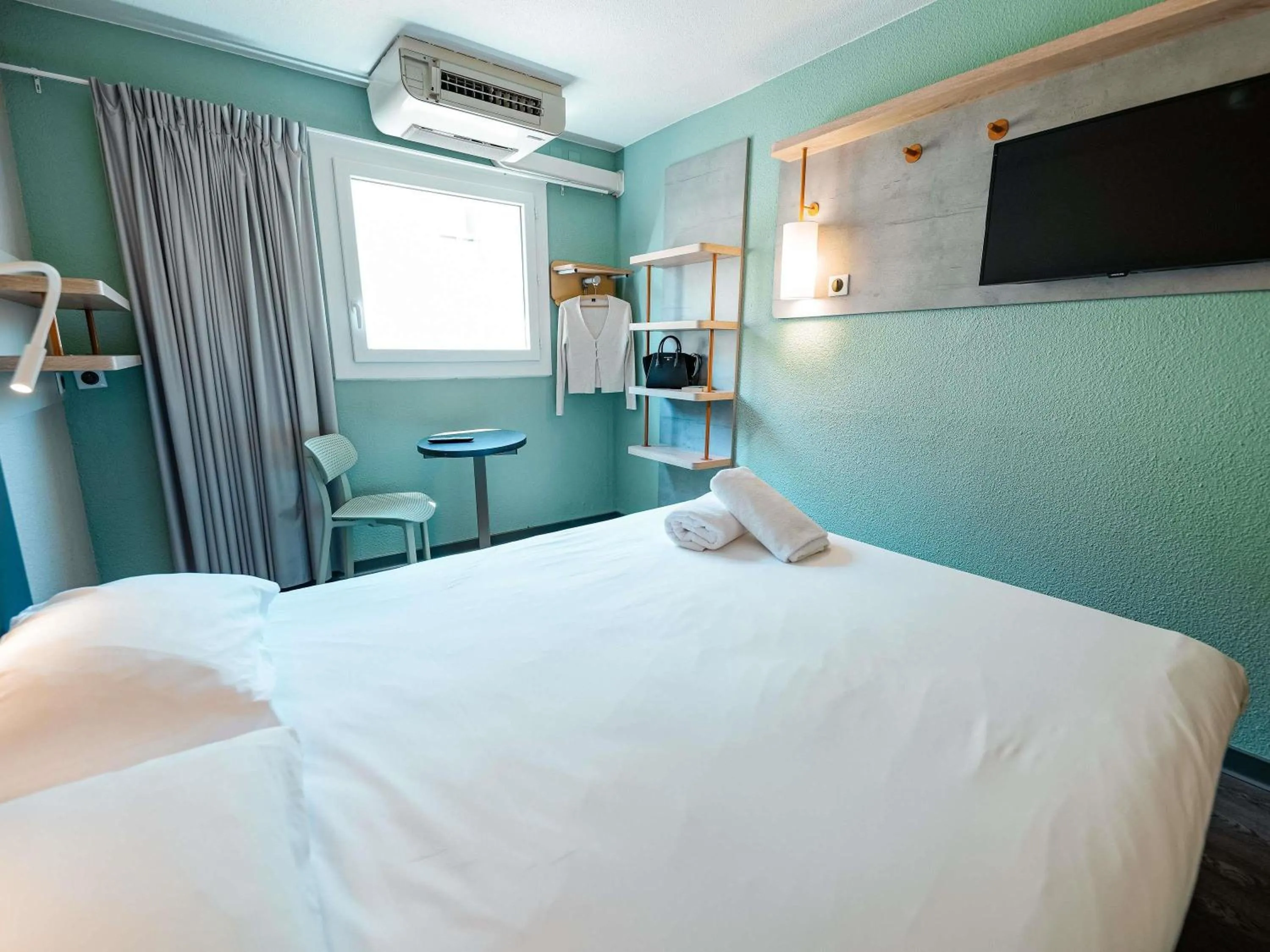 Bedroom, Bed in ibis budget Marseille Vieux Port