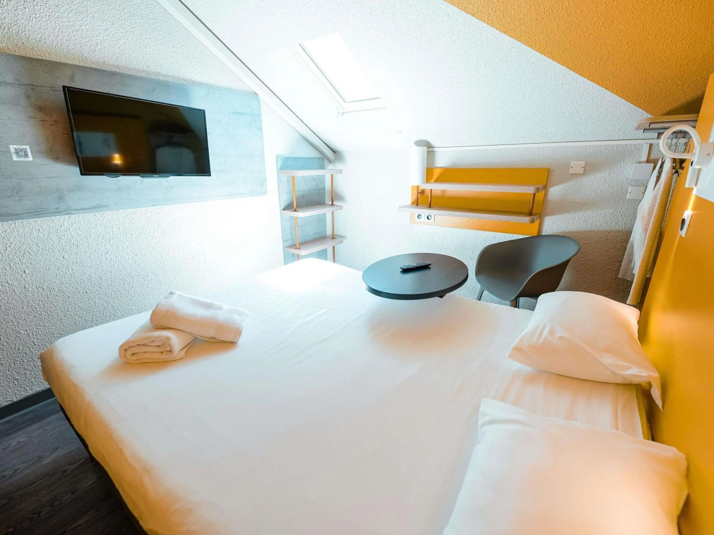 Bedroom, Bed in ibis budget Marseille Vieux Port