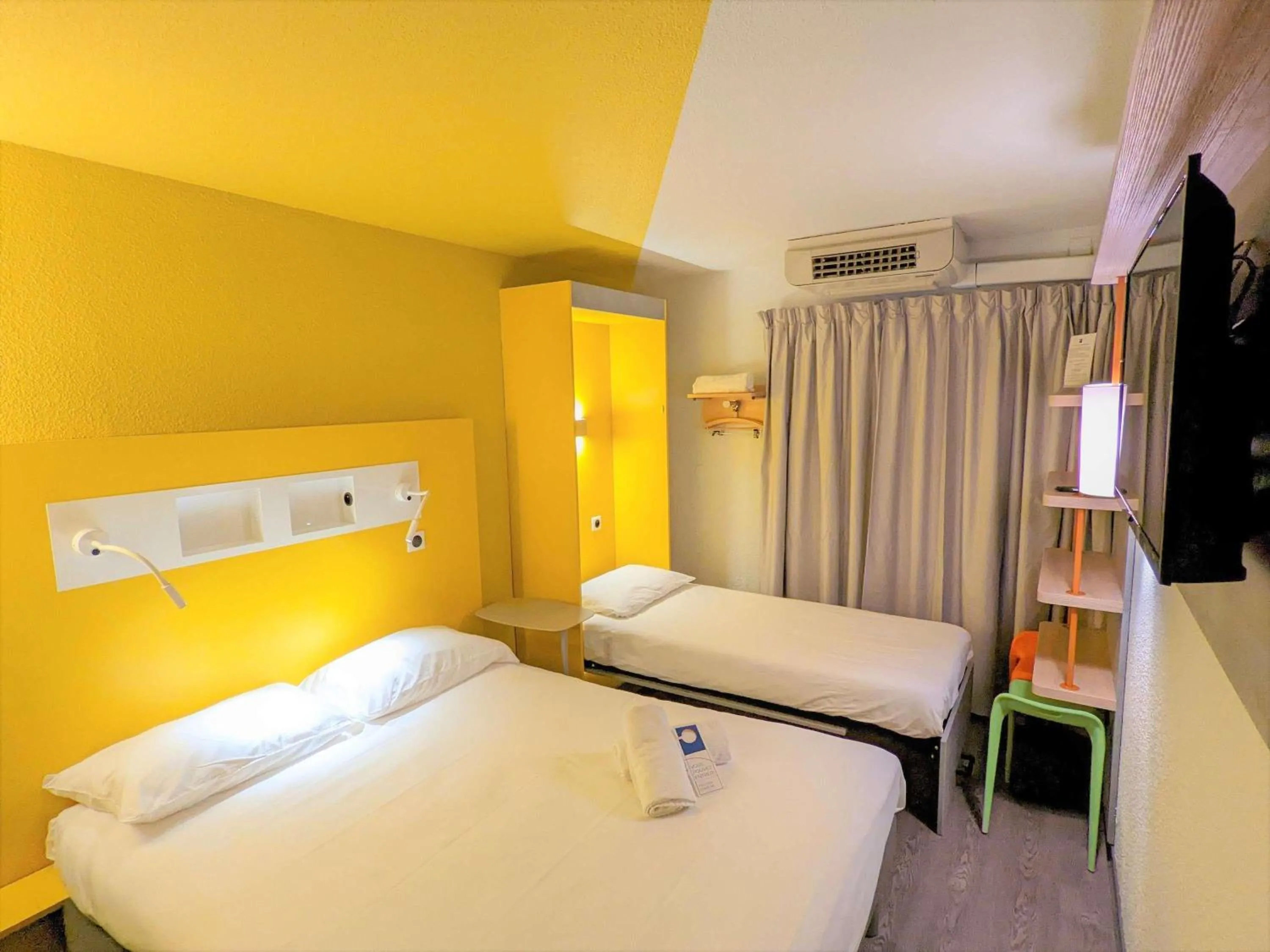 Bedroom, Bed in ibis budget Marseille Vieux Port