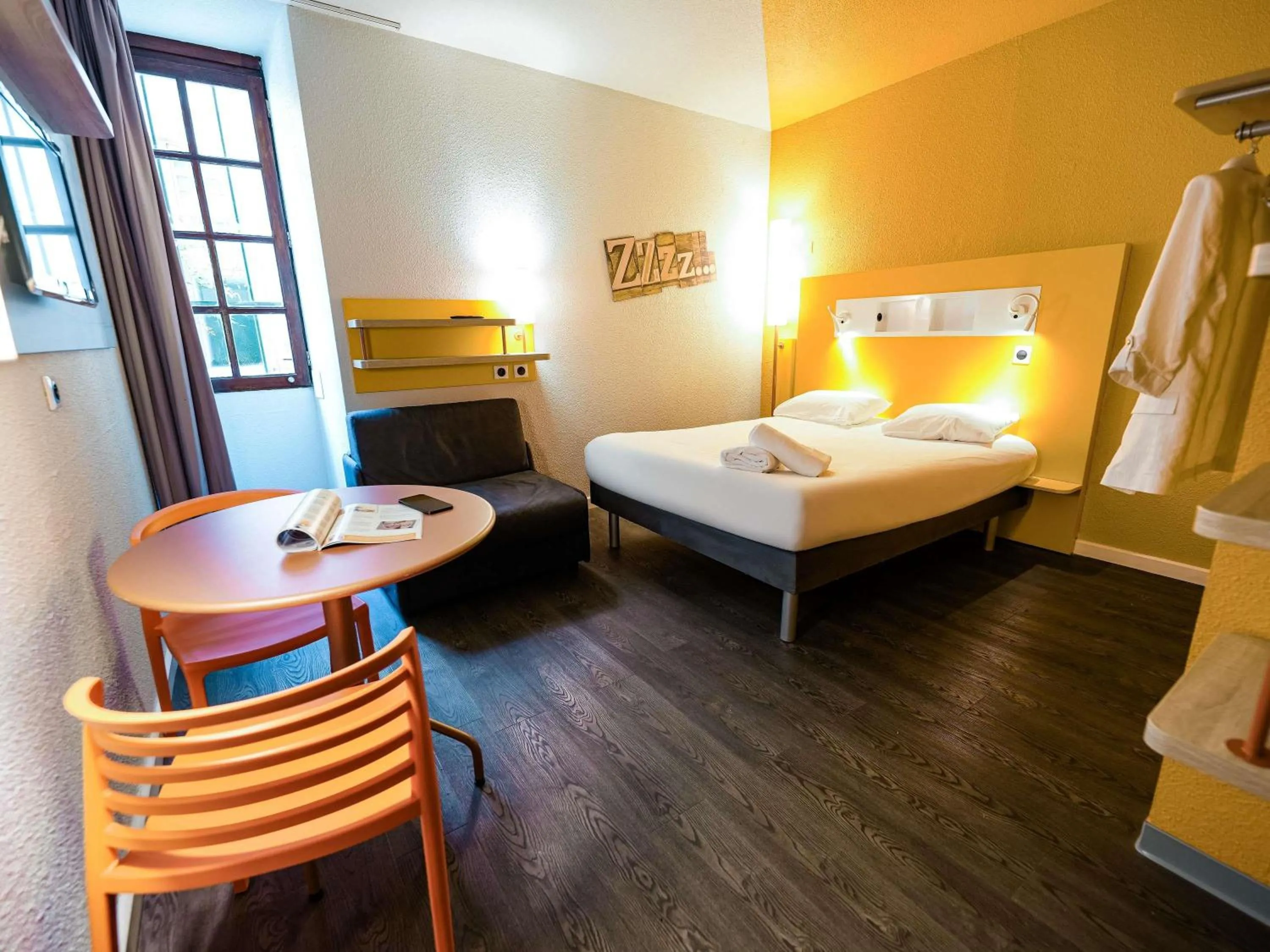 Bedroom, Bed in ibis budget Marseille Vieux Port