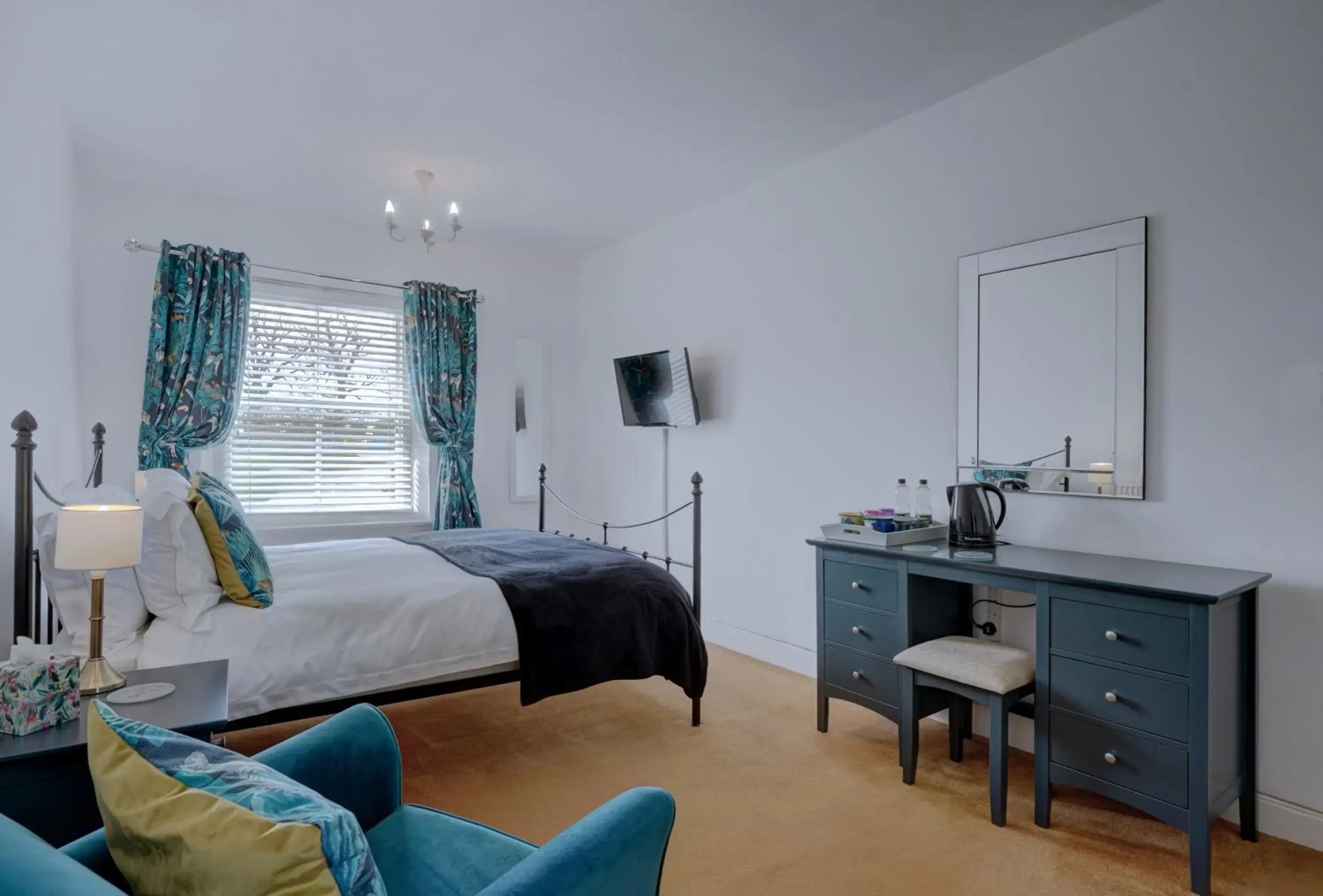 Deluxe Double Room with En-suite Bath in Regency Guest House Deluxe Double Room with En-suite Bath in Regency Guest House