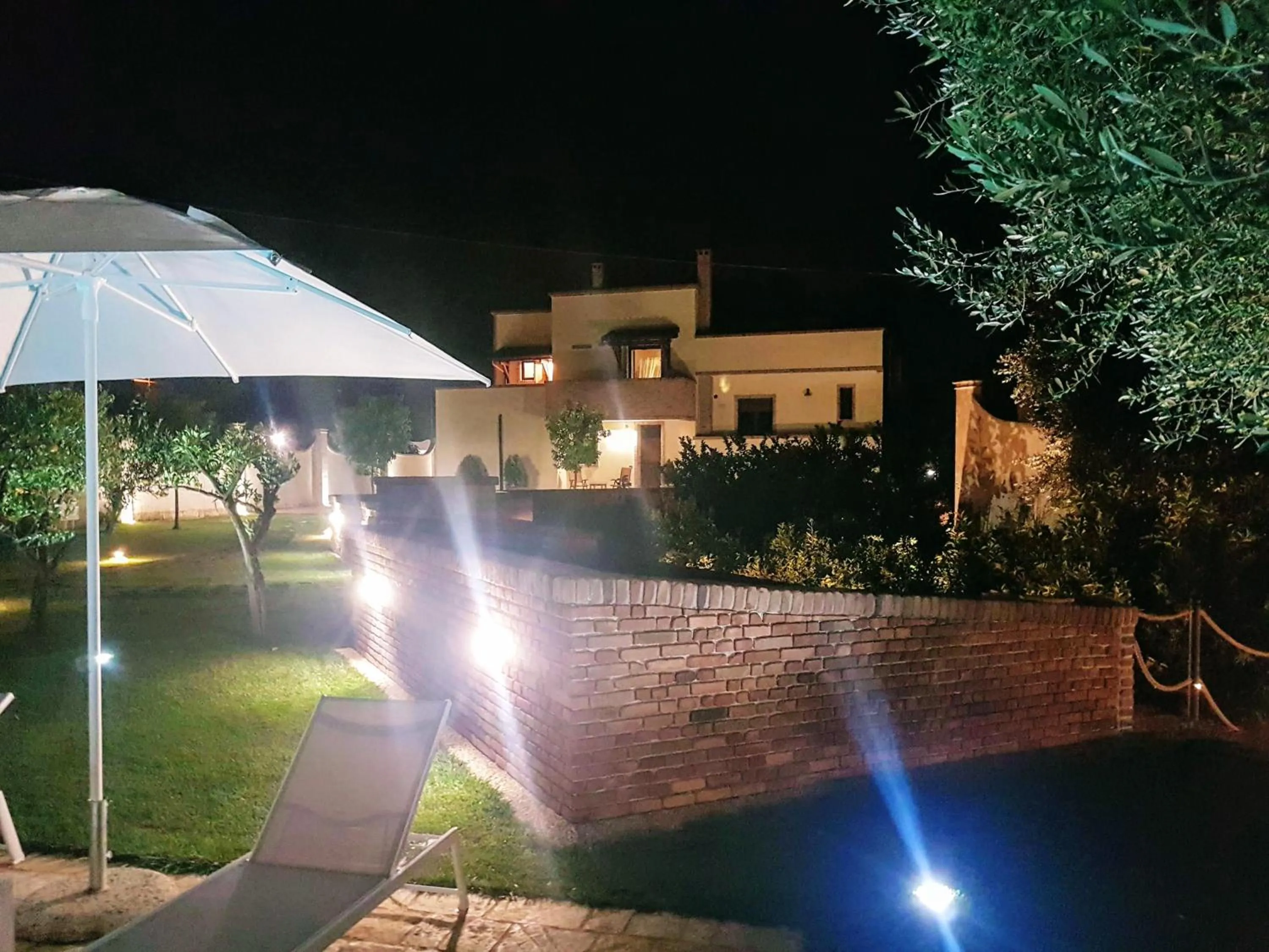 Garden in BORGO LUNA b&b