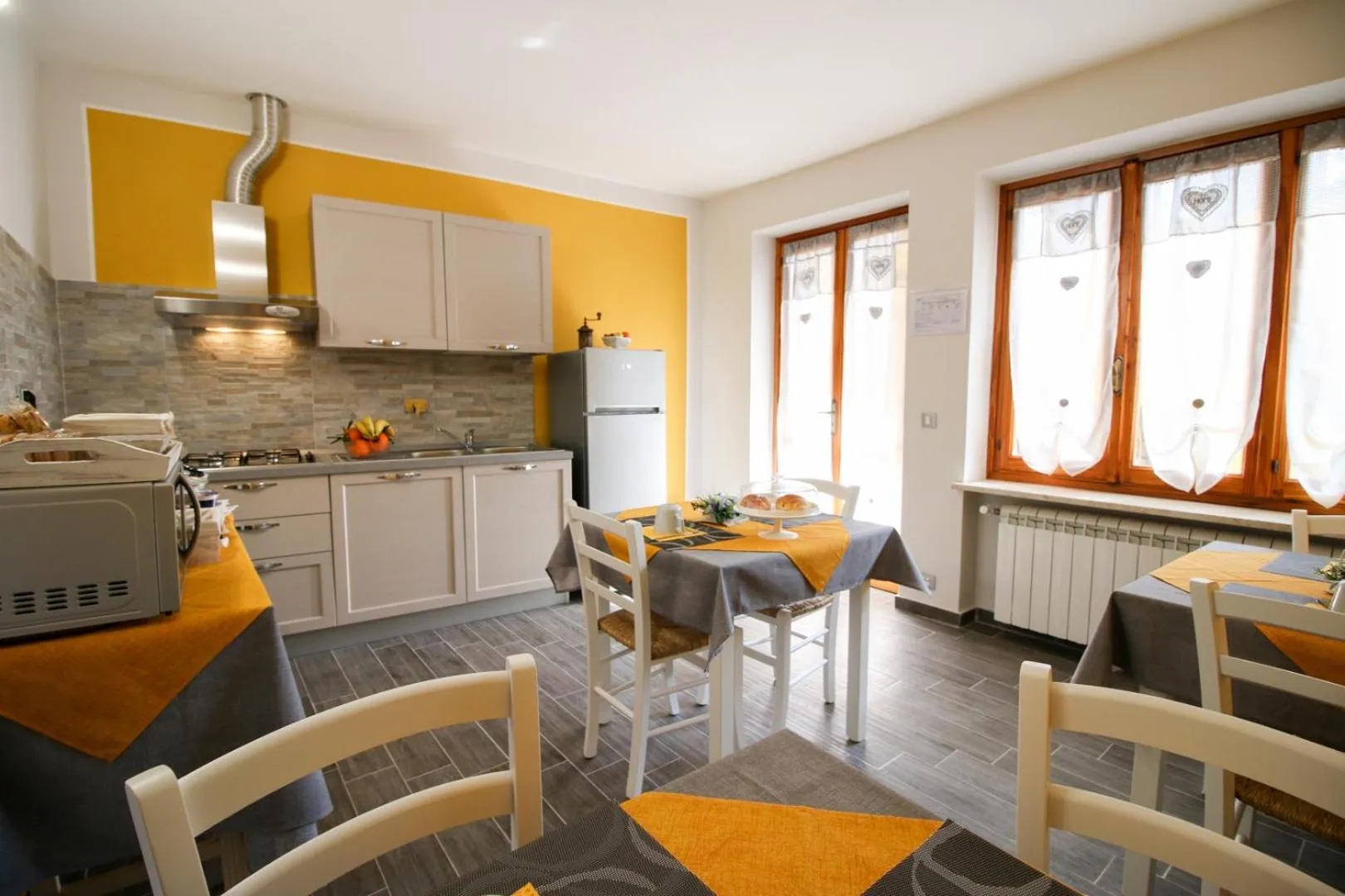 Communal kitchen in Là Drint Bed & Breakfast