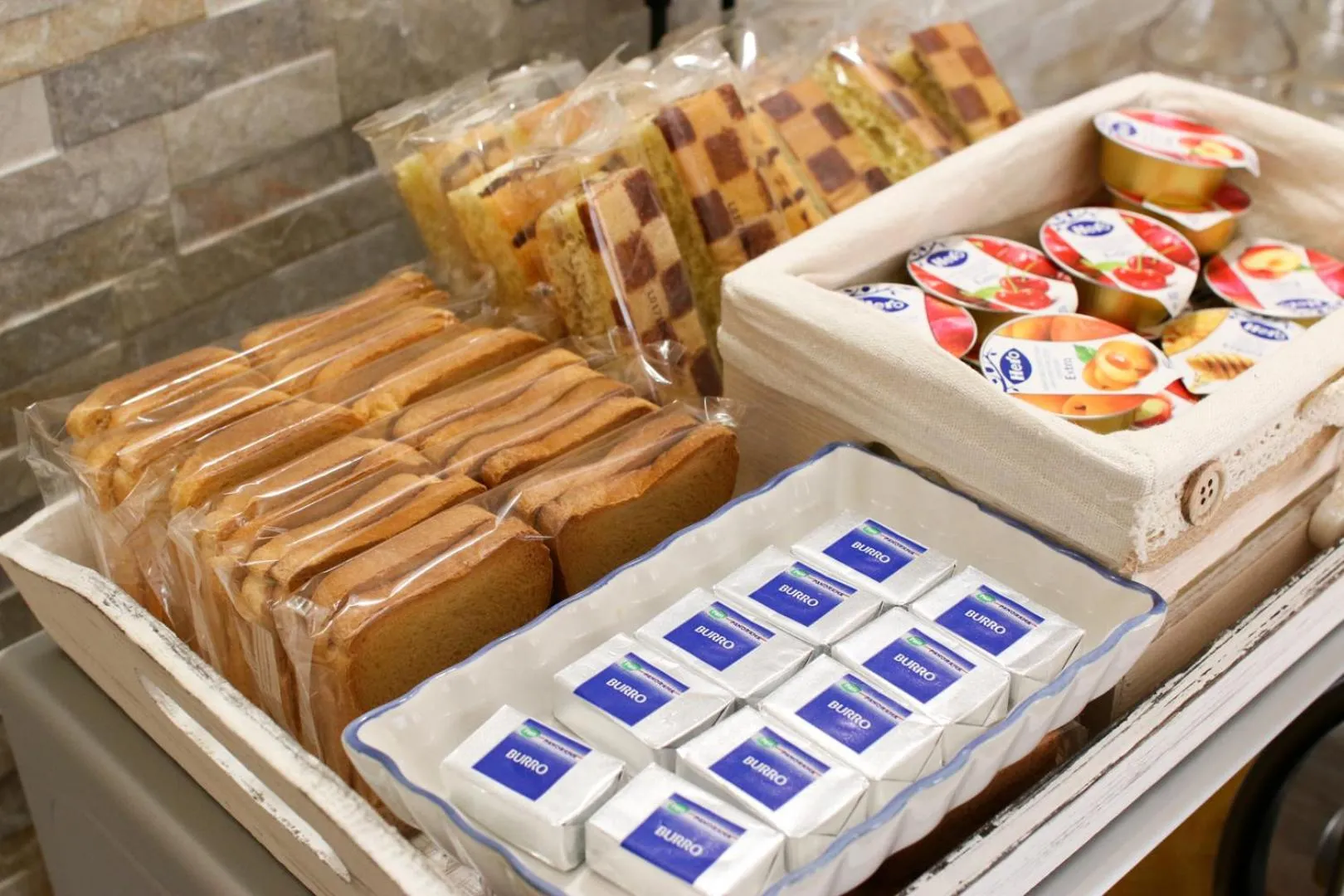 Buffet breakfast in Là Drint Bed & Breakfast