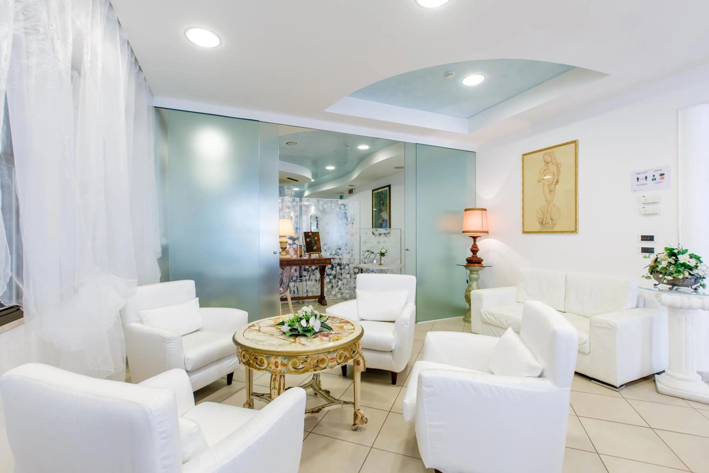 Seating area in NOIDUE Hotel