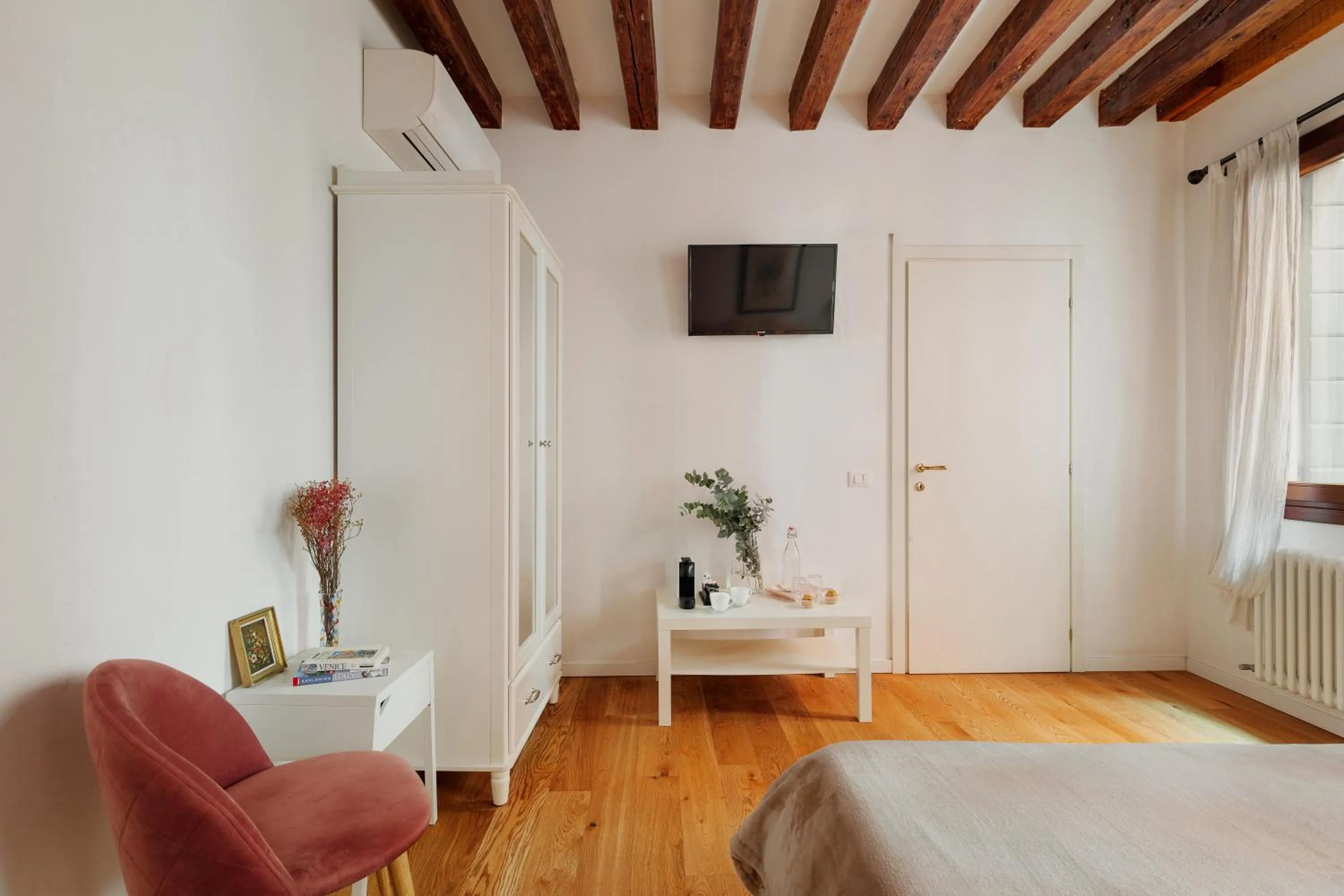 Bedroom, Bed in Bianca Cappello House