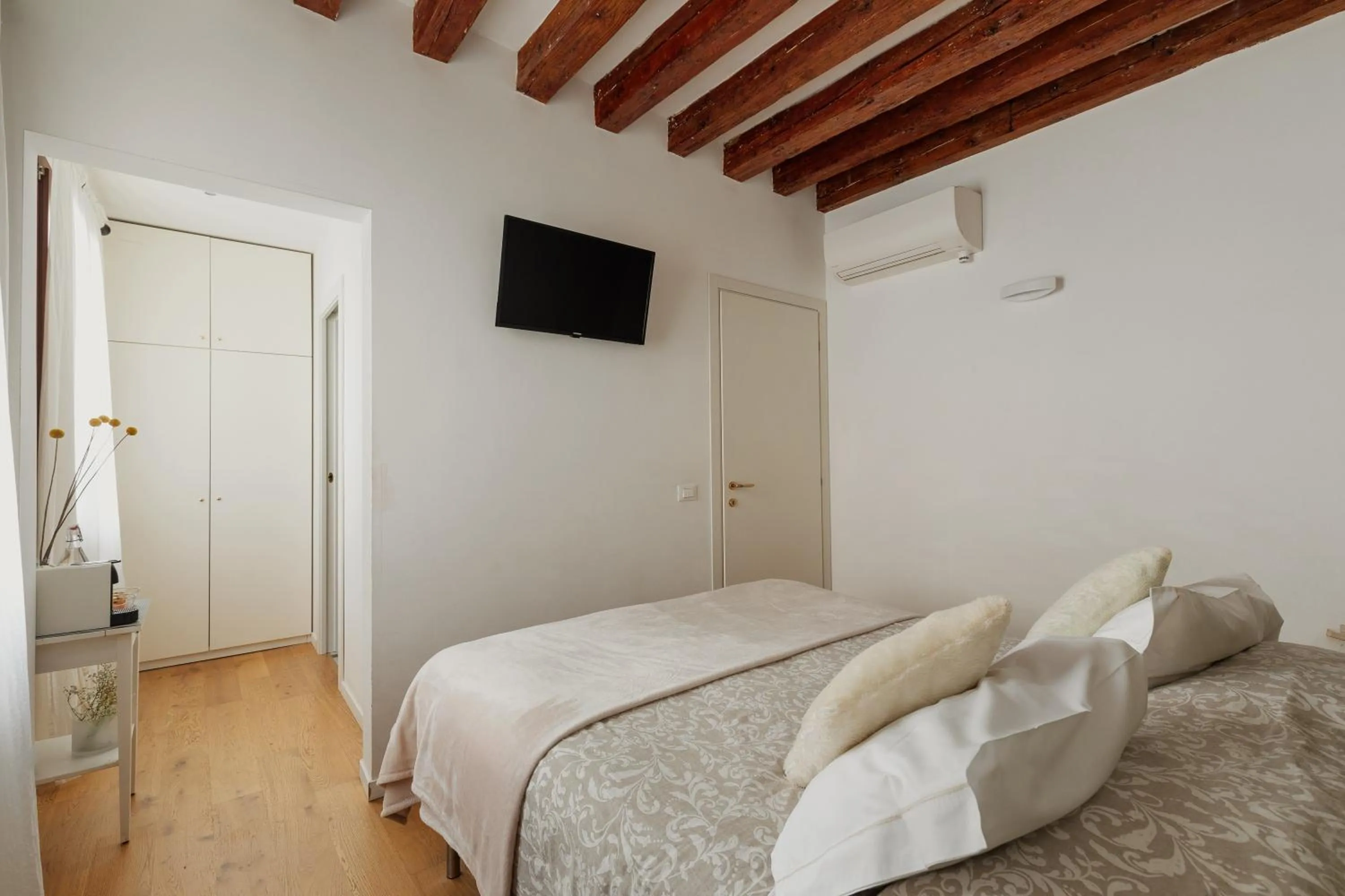 Bedroom, Bed in Bianca Cappello House