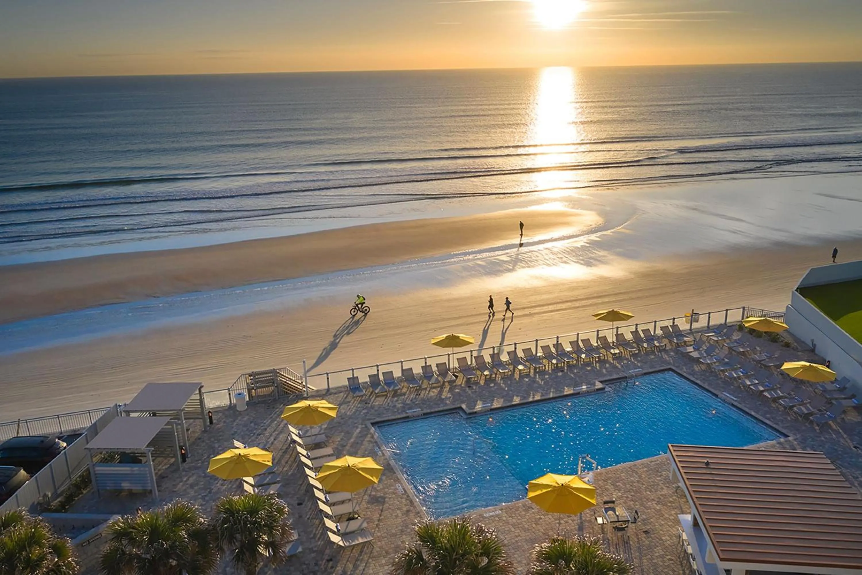 Swimming pool in Delta Hotels by Marriott Daytona Beach Oceanfront