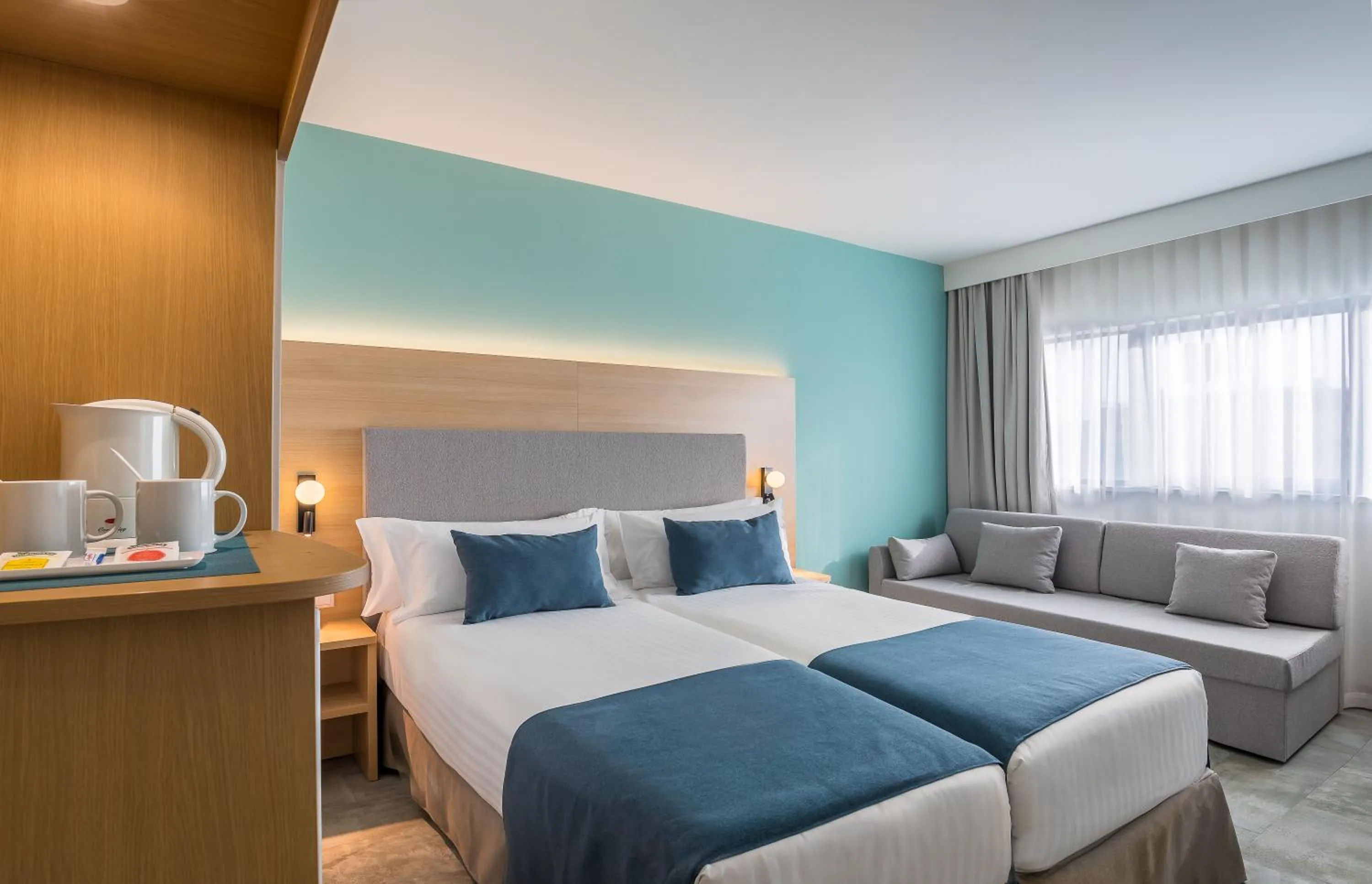 Photo of the whole room, Bed in Occidental Murcia Agalia