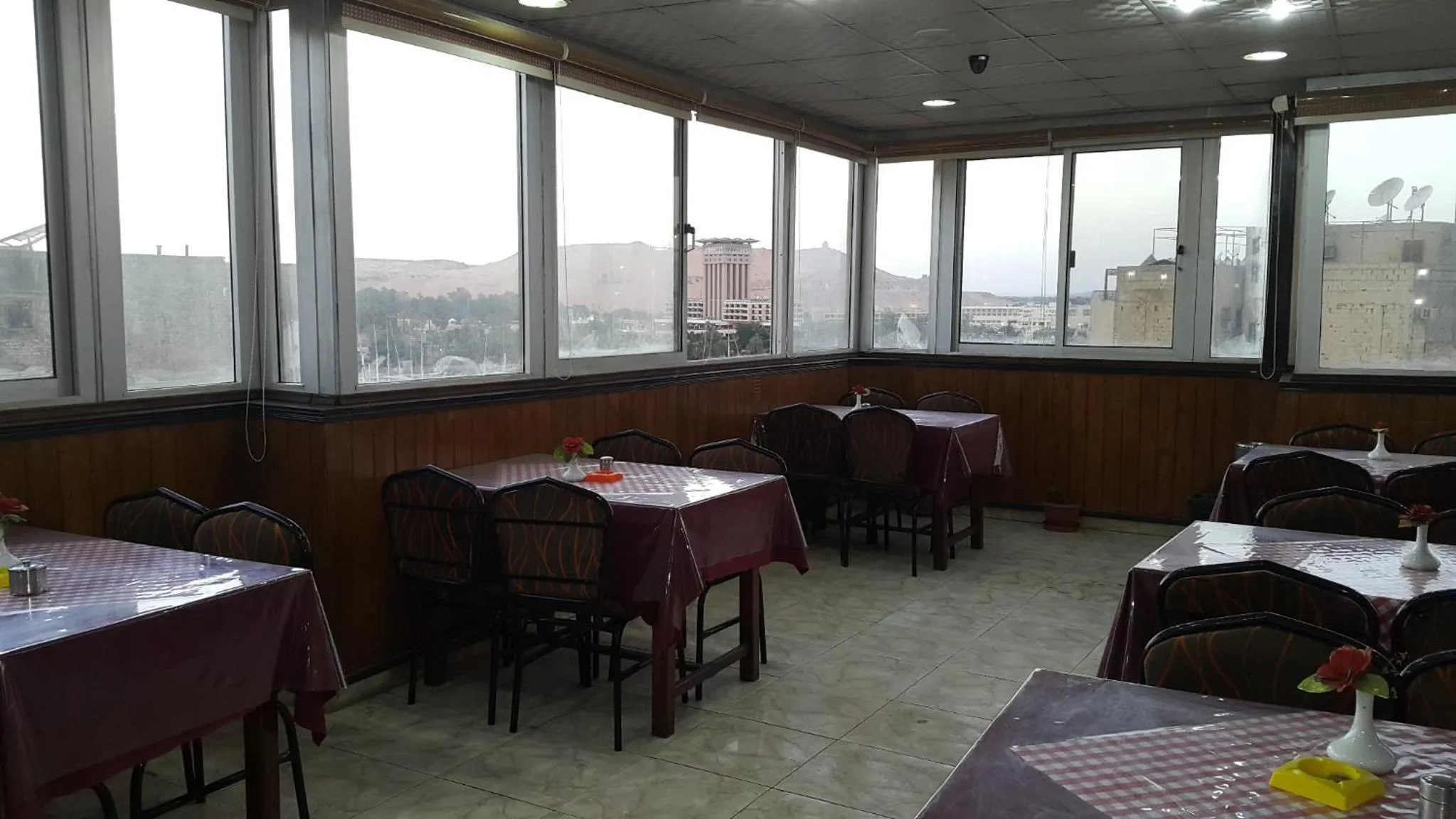 Restaurant/places to eat in Orchida St. George Hotel