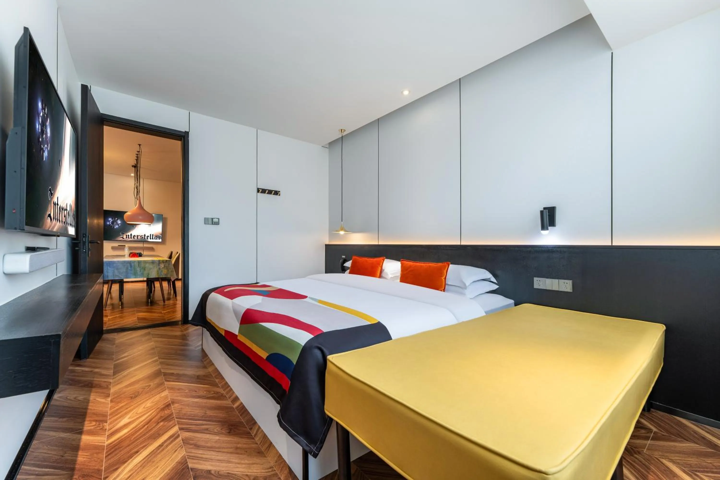 Bed in HeSu Hidden Art Hotel & Suites -Near Xi'an Drum Tower and Yongning Gate -Free Laundry Luggage Storage -Kitty Café with Freshly Ground Coffee -24H Front Desk -English Service -Exclusive Subsidies for Dumpling Banquet & Show