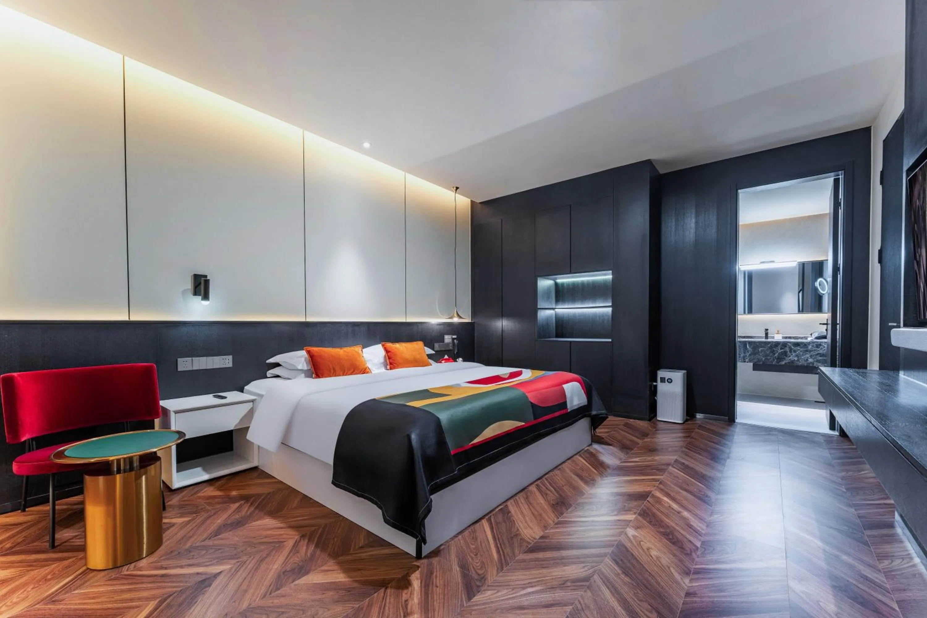 Bed in HeSu Hidden Art Hotel & Suites -Near Xi'an Drum Tower and Yongning Gate -Free Laundry Luggage Storage -Kitty Café with Freshly Ground Coffee -24H Front Desk -English Service -Exclusive Subsidies for Dumpling Banquet & Show
