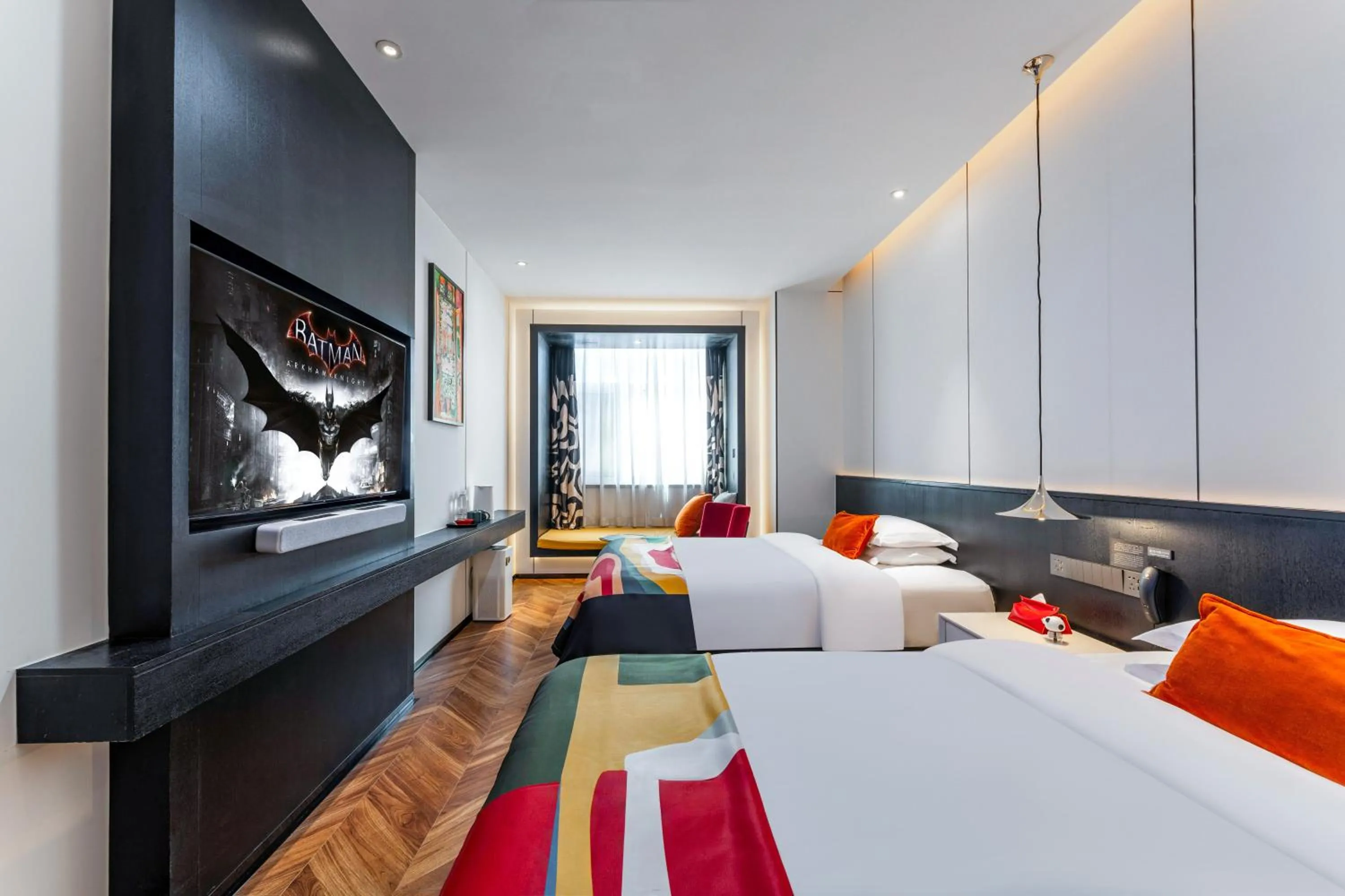 Bed in HeSu Hidden Art Hotel & Suites -Near Xi'an Drum Tower and Yongning Gate -Free Laundry Luggage Storage -Kitty Café with Freshly Ground Coffee -24H Front Desk -English Service -Exclusive Subsidies for Dumpling Banquet & Show